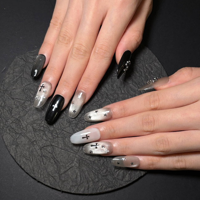 FASNAILS F57 Uñas Postizas Press On Artesanales con Cruz Metálica Uñas Almendradas Largas Ojo de Gato Plata Negro y Blanco Diseños Góticos Cyberpunk Elegantes Uñas Falsas Gel Kit con Tabs adhesivos para uñas