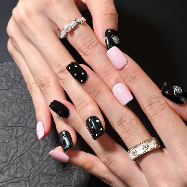 Fasnails F31 Uñas Postizas Press On de Galaxia y Planetas Uñas Cuadradas Cortas Negro y Rosa Pastel Diseños de Luna Luna Nueva Ojo de Gato Lunares Estilo Y2K Grunge Elegantes Uñas Falsas de Gel Kit con Tabs adhesivos para uñas