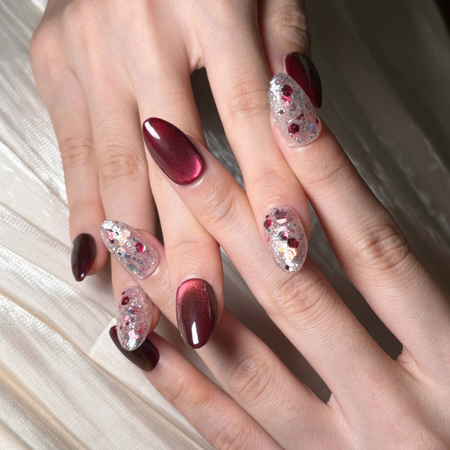 FASNAILS F73 Uñas Postizas Press On Artesanales Ojo de Gato Color Vino Uñas Almendradas Diseños Elegantes con Glitter y Lentejuelas Brillantes Efecto Piel Blanca Uñas Falsas de Gel Kit con Tabs adhesivos para uñas