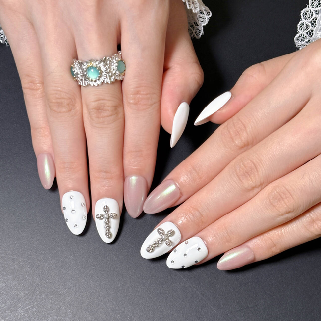 FASNAILS F50 Uñas Postizas Press On Artesanales con Cruz de Cristales Uñas Almendradas Efecto Glaseado Aurora Blanco y Rosa Diseños Góticos Elegantes de Lujo Uñas Falsas de Gel Kit con Tabs adhesivos para uñas