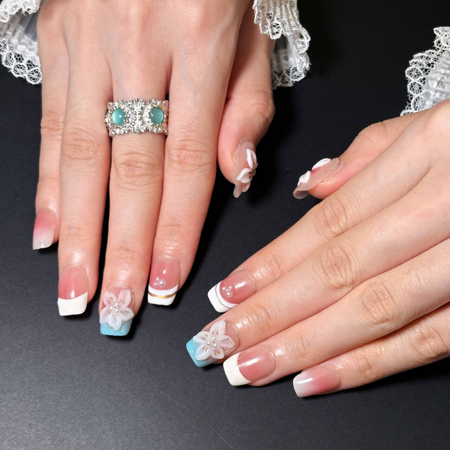 FASNAILS F35 Uñas Postizas Press On Artesanales con Flores 3D y Perlas Uñas Cuadradas Cortas Efecto Rubor Rosa y Manicura Francesa Diseños Elegantes de Lujo Uñas Falsas de Gel Estilo Coquette para Mujeres Kit con Tabs adhesivos para uñas