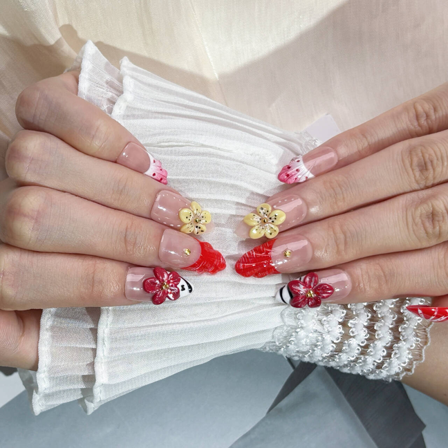 FASNAILS F34 Uñas Postizas Press On Artesanales con Flores 3D y Relieve Uñas Almendradas Stiletto Diseños de Flores Rojas y Amarillas Acabado de Lujo Elegantes Uñas Falsas Reutilizables de Gel Regalo para Mujeres Kit con Tabs adhesivos para uñas