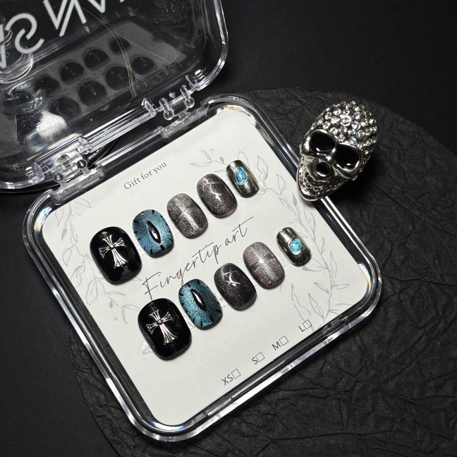 FASNAILS F63 Uñas Postizas Press On Artesanales Ojo de Gato Diseños de Ojo de Dragón y Cruz Metálica Uñas Cuadradas Cortas Negro y Plata Góticas Cyberpunk Elegantes Uñas Falsas de Gel Kit con Tabs adhesivos para uñas