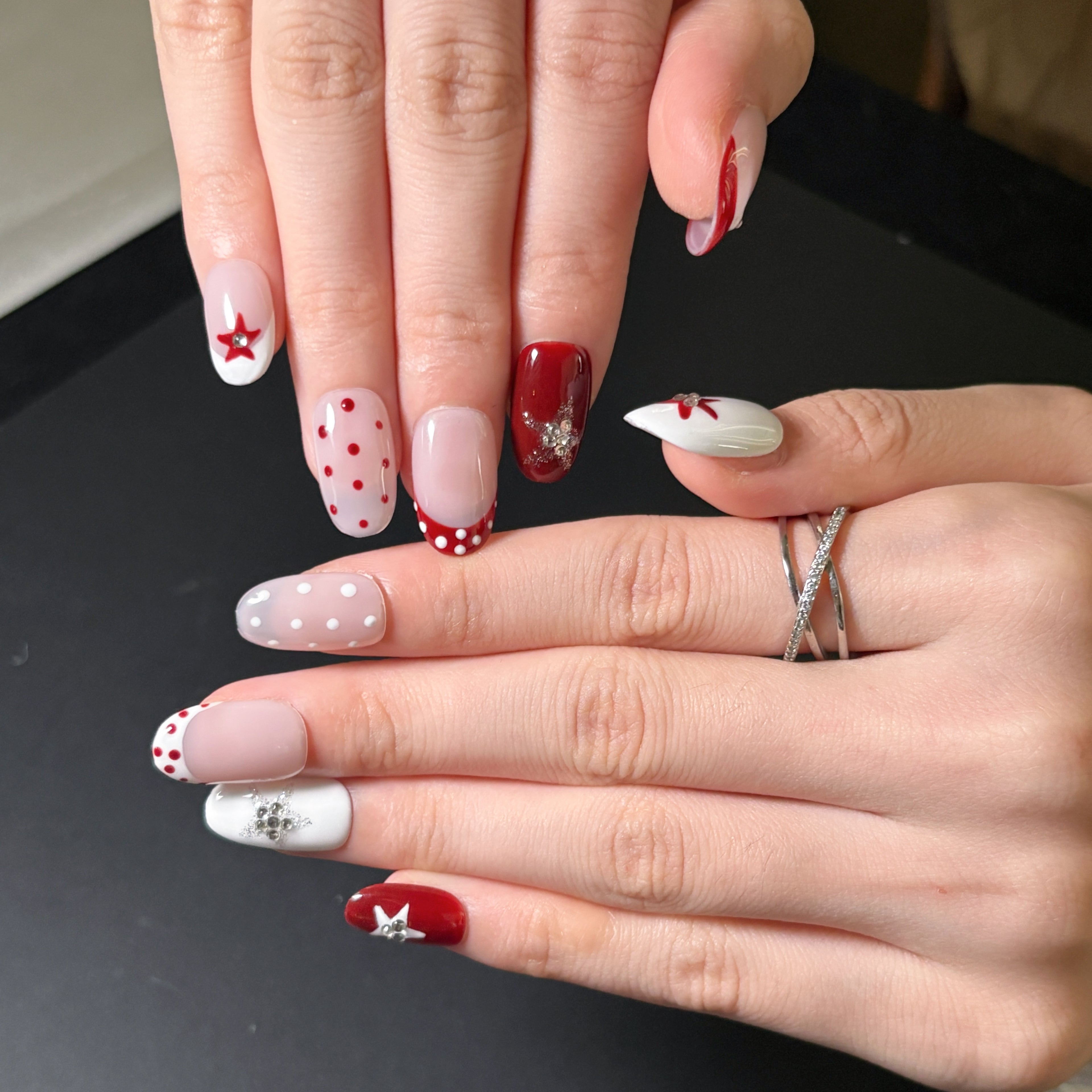 FASNAILS F61 Uñas Postizas Press On Artesanales con Estrellas de Cristales Uñas Almendradas Cortas Diseños Retro de Lunares Rojo y Blanco Manicura Francesa Elegantes Uñas Falsas de Gel Estilo Y2K Kit con Tabs adhesivos para uñas
