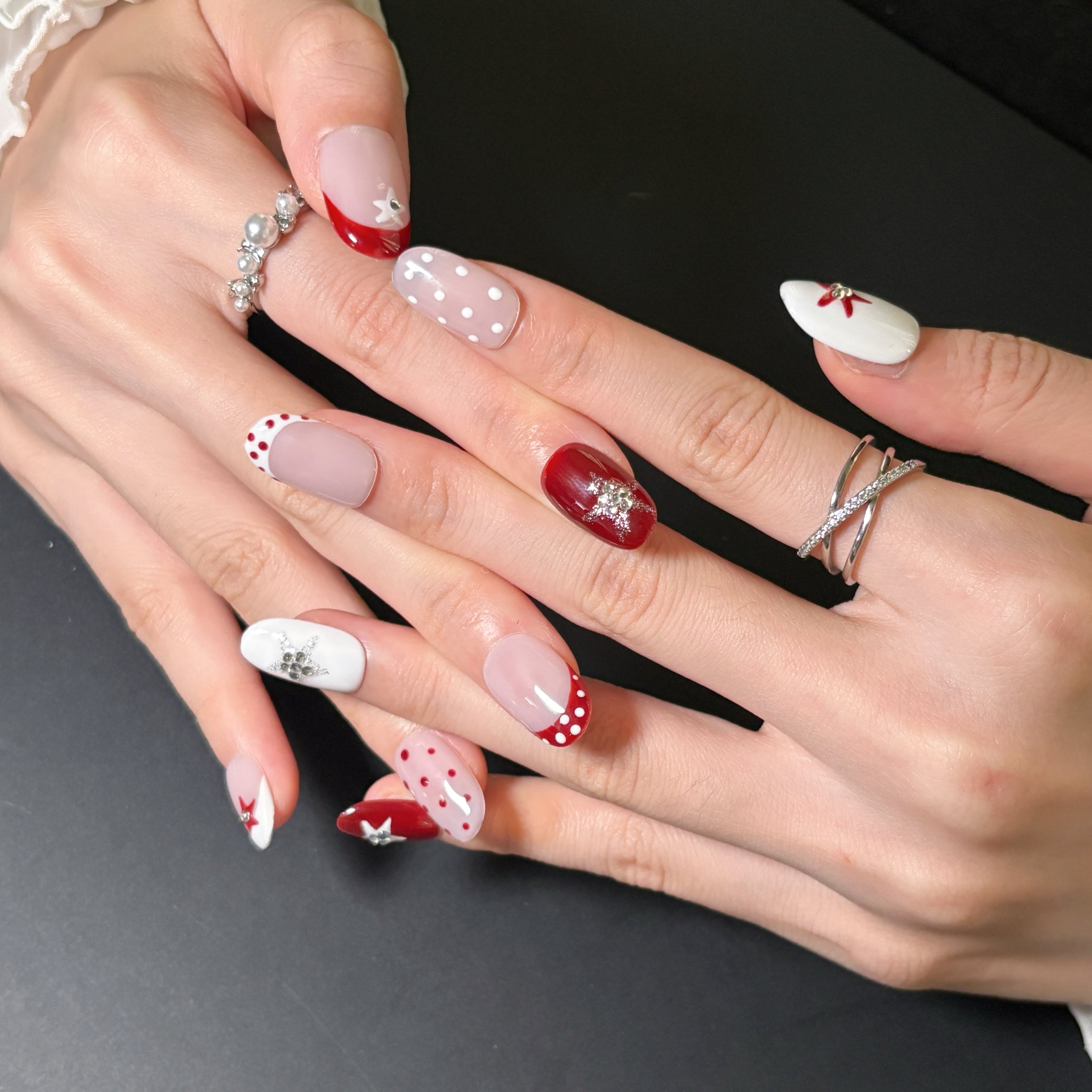 FASNAILS F61 Uñas Postizas Press On Artesanales con Estrellas de Cristales Uñas Almendradas Cortas Diseños Retro de Lunares Rojo y Blanco Manicura Francesa Elegantes Uñas Falsas de Gel Estilo Y2K Kit con Tabs adhesivos para uñas