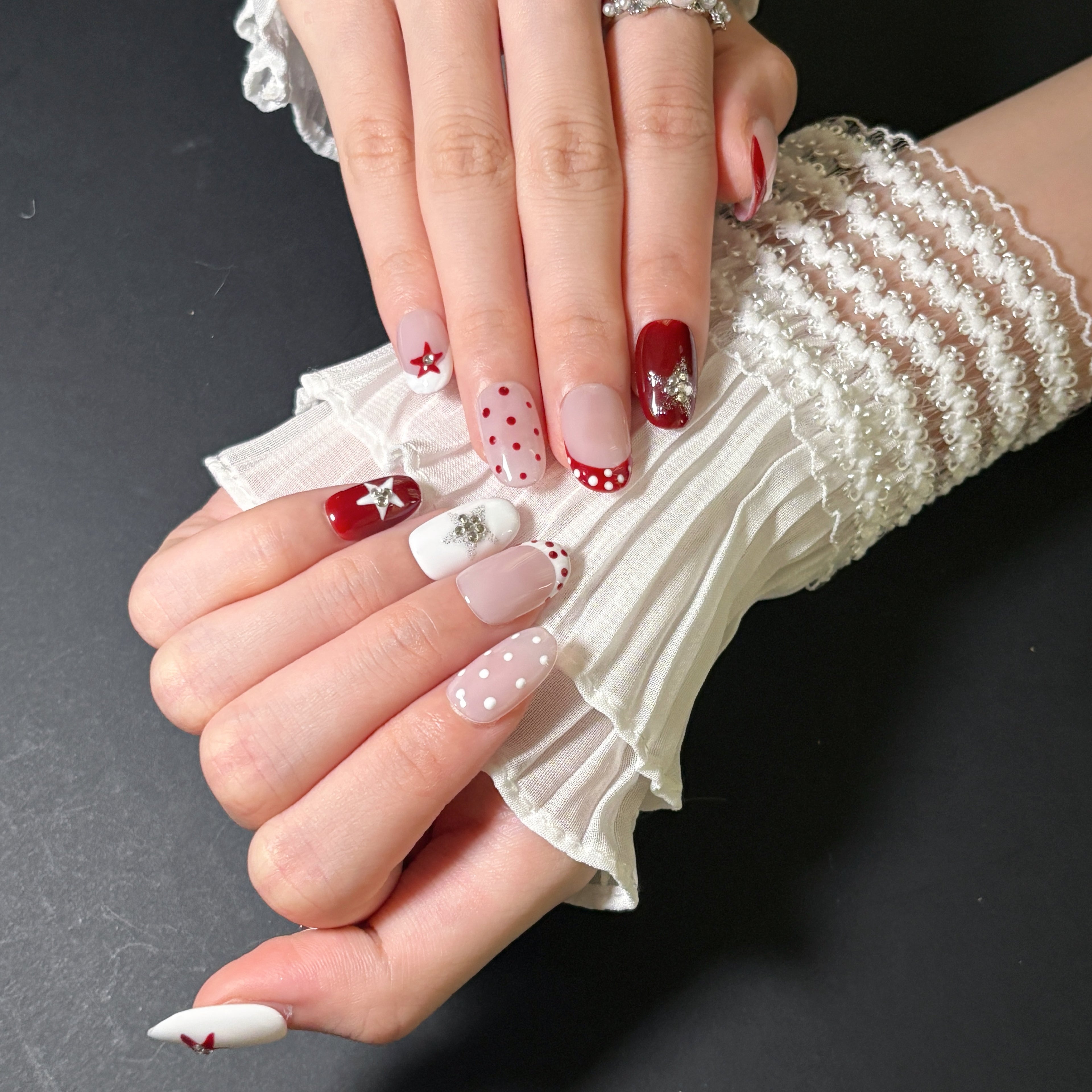 FASNAILS F61 Uñas Postizas Press On Artesanales con Estrellas de Cristales Uñas Almendradas Cortas Diseños Retro de Lunares Rojo y Blanco Manicura Francesa Elegantes Uñas Falsas de Gel Estilo Y2K Kit con Tabs adhesivos para uñas