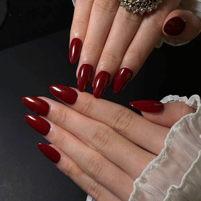 FASNAILS F51 Uñas Postizas Press On Rojas Uñas Almendradas Stiletto Largas Color Vino Burdeos Efecto Piel Blanca Clásicas y Elegantes Estilo Old Money Clean Girl Regalo para Mujeres Manicura de Gel Reutilizables con Tabs adhesivos para uñas