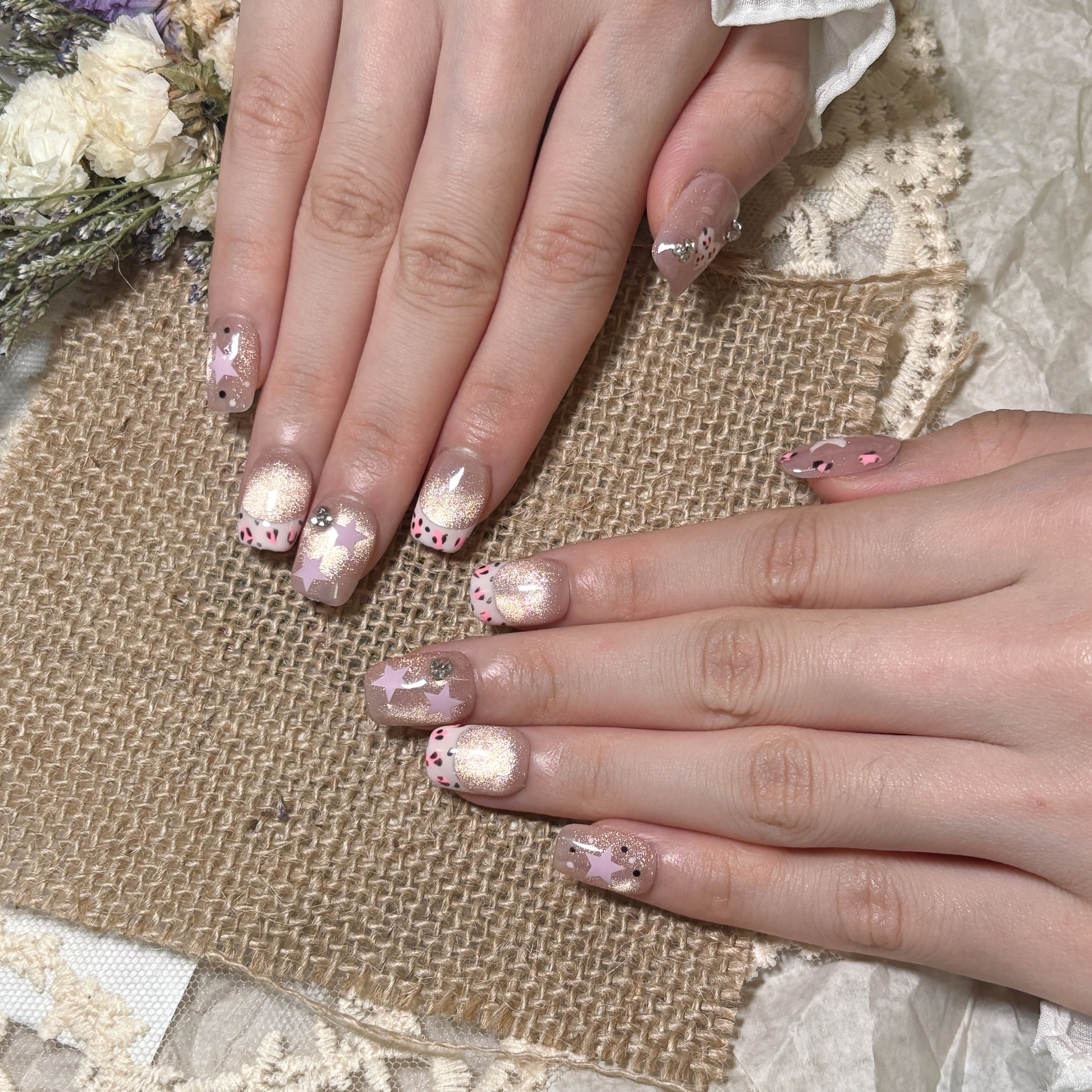 FASNAILS F44 Uñas Postizas Press On Artesanales Ojo de Gato Uñas Cuadradas Cortas con Manicura Francesa de Leopardo Rosa y Estrellas Elegantes Uñas Falsas de Gel Estilo Y2K de Lujo Kit con Tabs adhesivos para uñas
