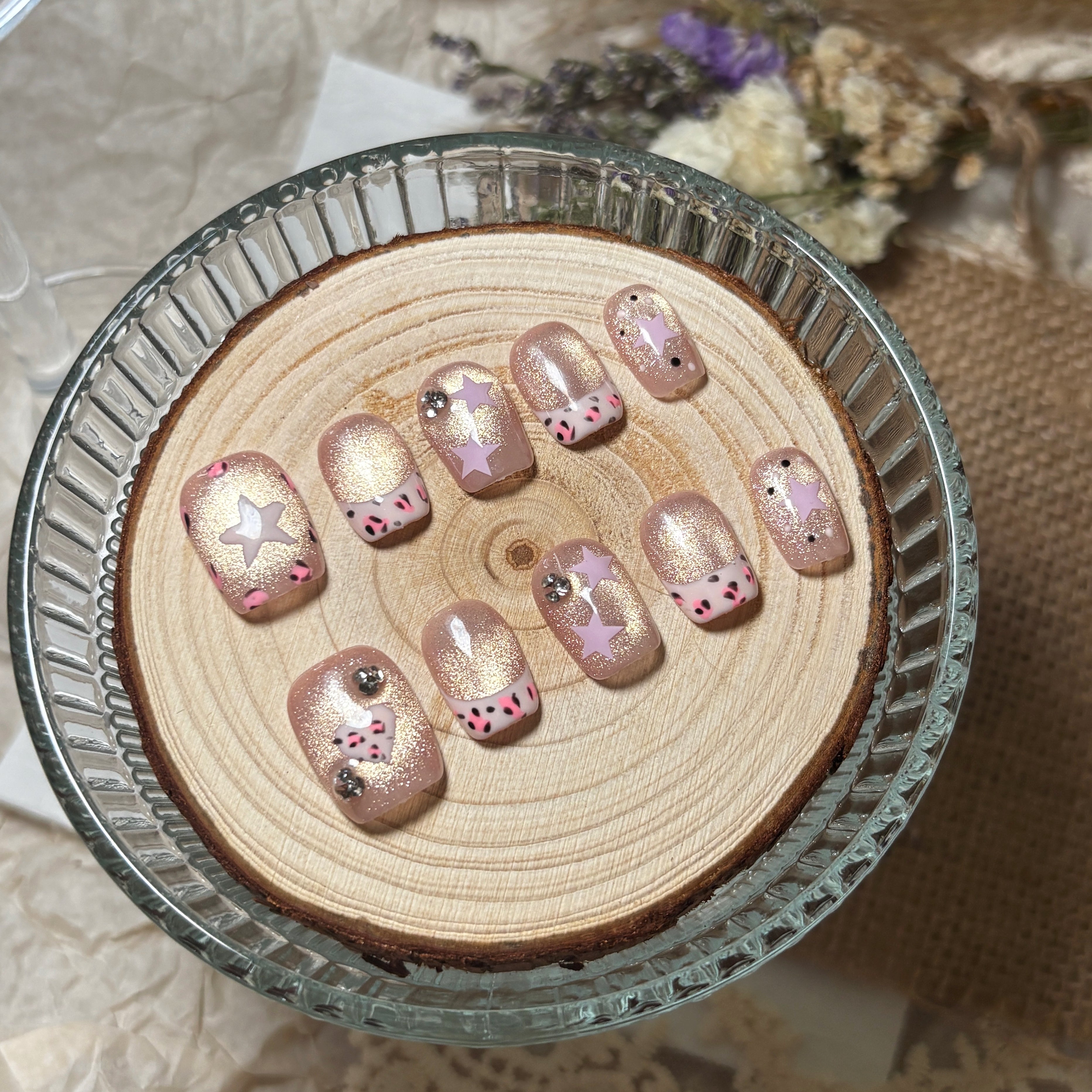 FASNAILS F44 Uñas Postizas Press On Artesanales Ojo de Gato Uñas Cuadradas Cortas con Manicura Francesa de Leopardo Rosa y Estrellas Elegantes Uñas Falsas de Gel Estilo Y2K de Lujo Kit con Tabs adhesivos para uñas