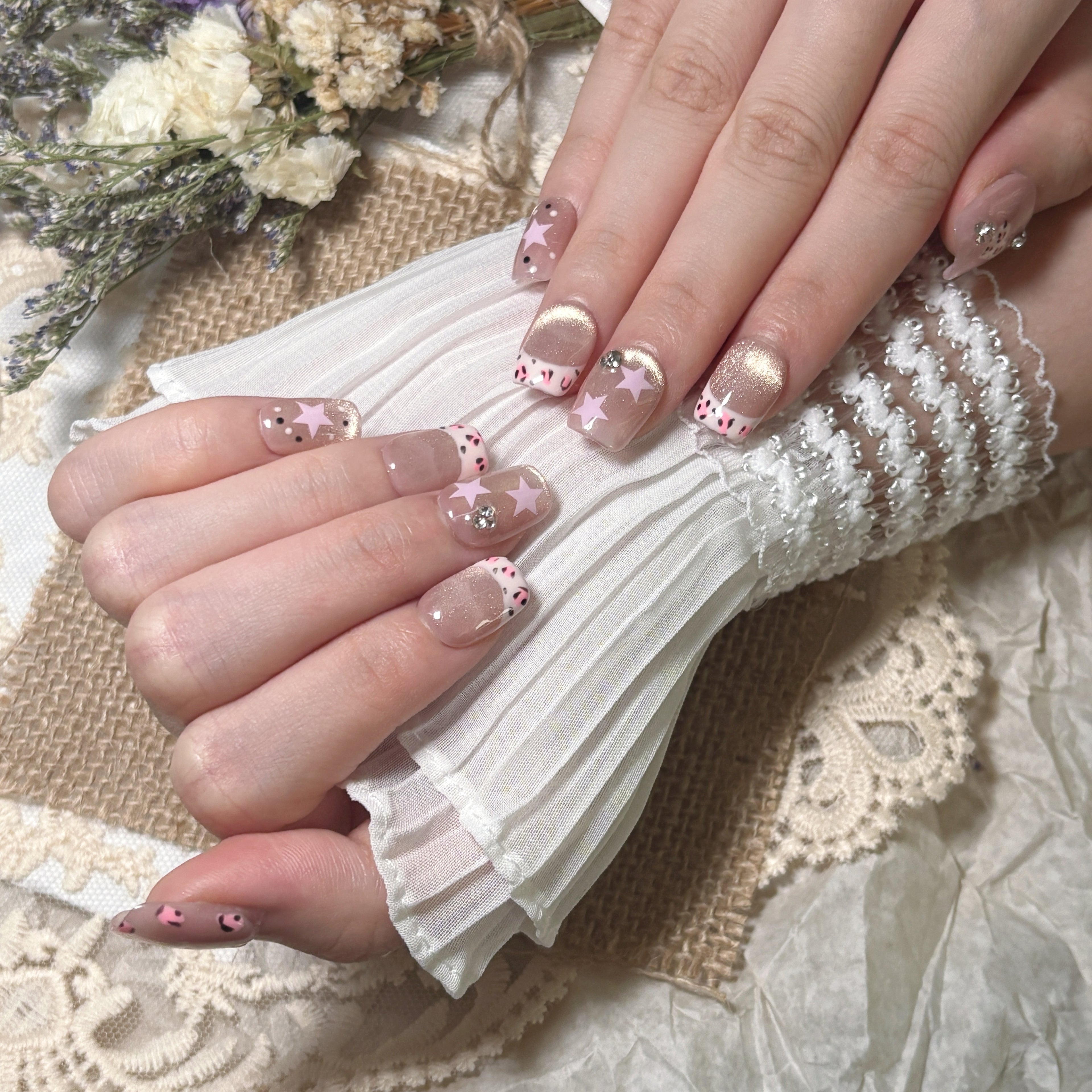 FASNAILS F44 Uñas Postizas Press On Artesanales Ojo de Gato Uñas Cuadradas Cortas con Manicura Francesa de Leopardo Rosa y Estrellas Elegantes Uñas Falsas de Gel Estilo Y2K de Lujo Kit con Tabs adhesivos para uñas