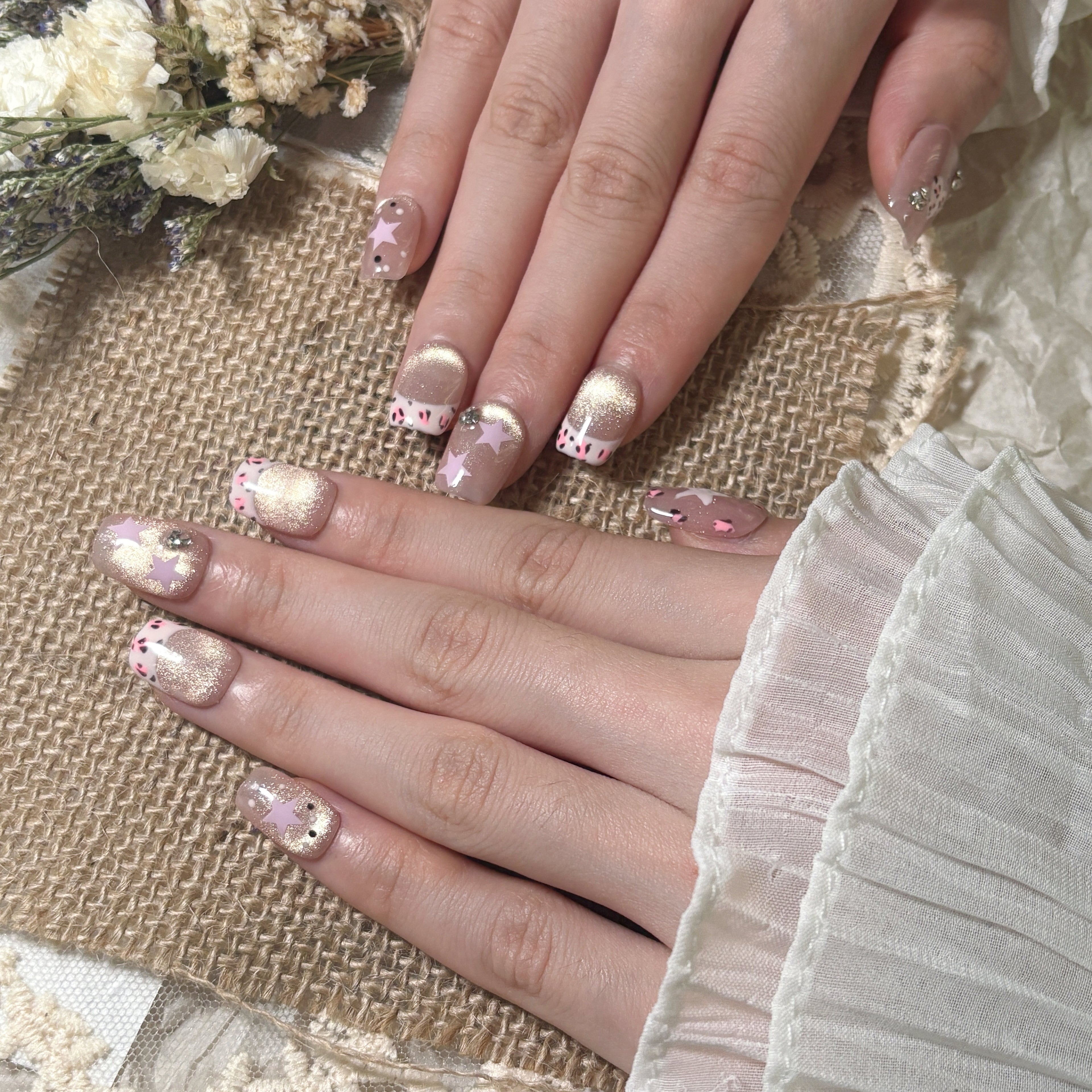 FASNAILS F44 Uñas Postizas Press On Artesanales Ojo de Gato Uñas Cuadradas Cortas con Manicura Francesa de Leopardo Rosa y Estrellas Elegantes Uñas Falsas de Gel Estilo Y2K de Lujo Kit con Tabs adhesivos para uñas