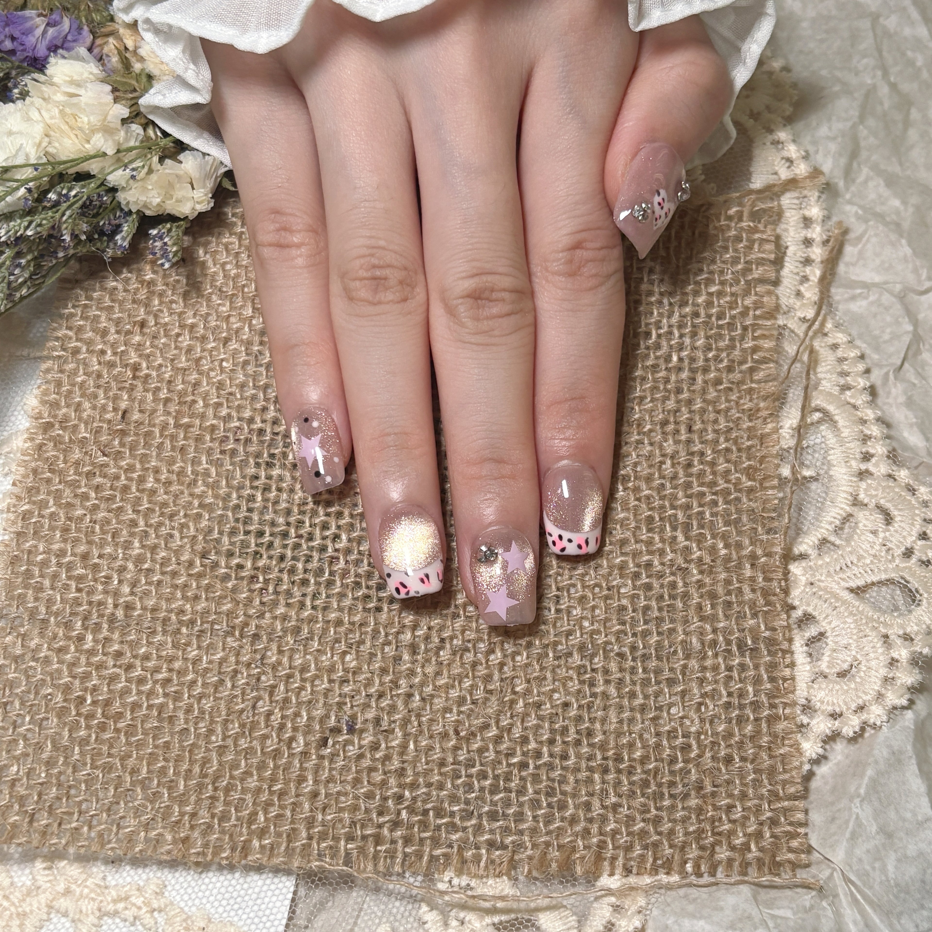 FASNAILS F44 Uñas Postizas Press On Artesanales Ojo de Gato Uñas Cuadradas Cortas con Manicura Francesa de Leopardo Rosa y Estrellas Elegantes Uñas Falsas de Gel Estilo Y2K de Lujo Kit con Tabs adhesivos para uñas