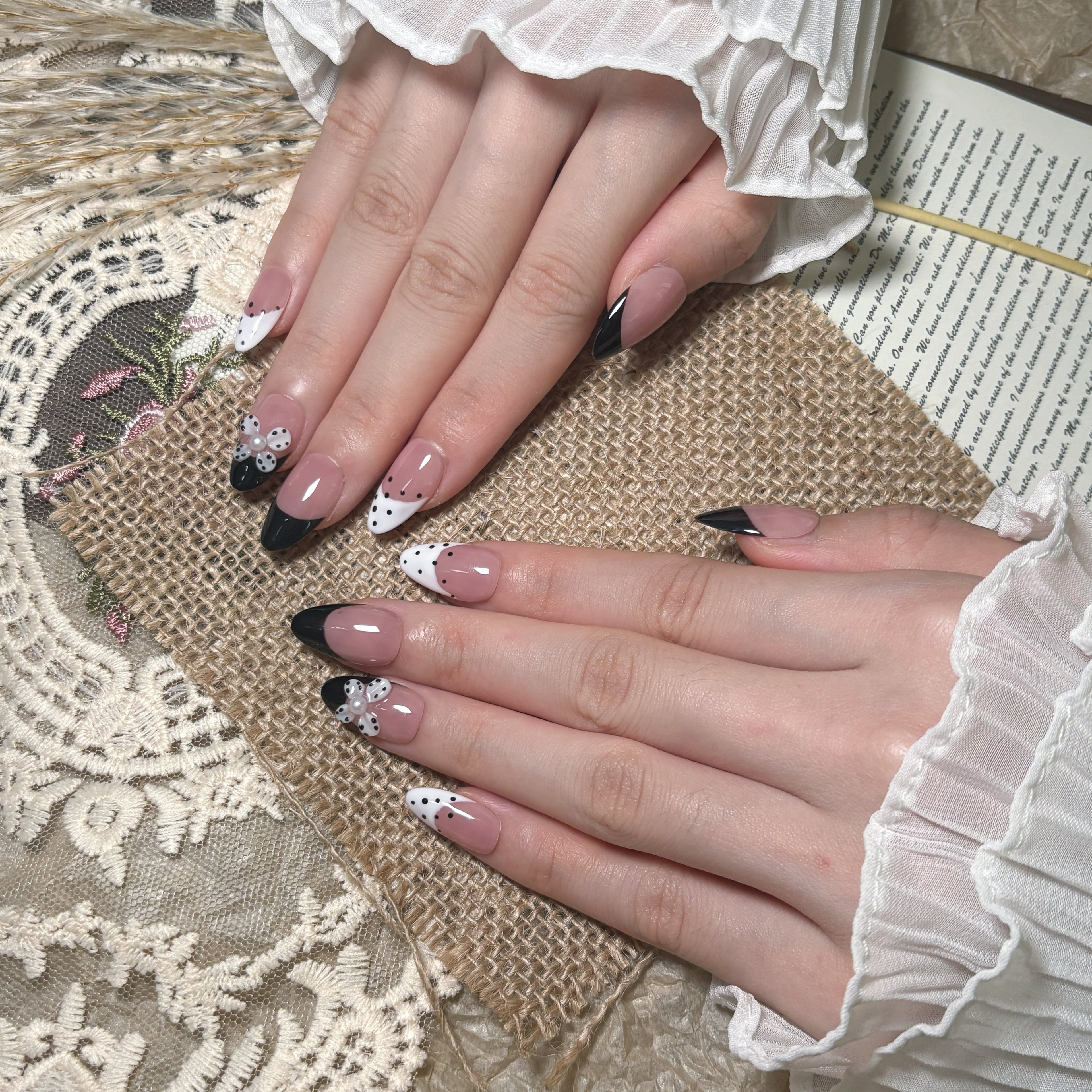 FASNAILS F42 Uñas Postizas Press On Artesanales con Moño 3D y Perlas Uñas Almendradas Diseños de Manicura Francesa Negra y Lunares Blanco y Negro Elegantes Uñas Falsas de Gel Estilo Coquette para Mujeres Kit con Tabs adhesivos para uñas