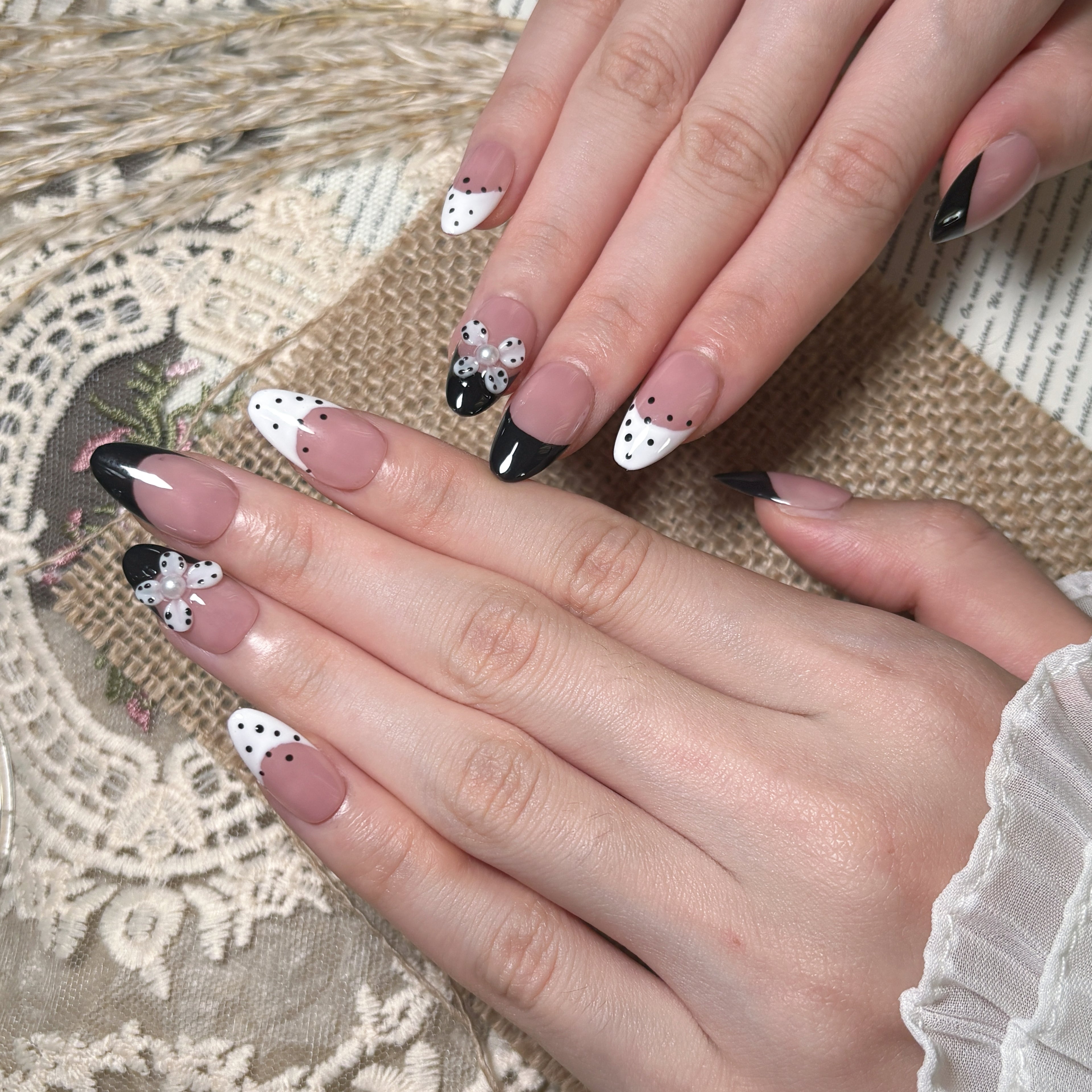 FASNAILS F42 Uñas Postizas Press On Artesanales con Moño 3D y Perlas Uñas Almendradas Diseños de Manicura Francesa Negra y Lunares Blanco y Negro Elegantes Uñas Falsas de Gel Estilo Coquette para Mujeres Kit con Tabs adhesivos para uñas