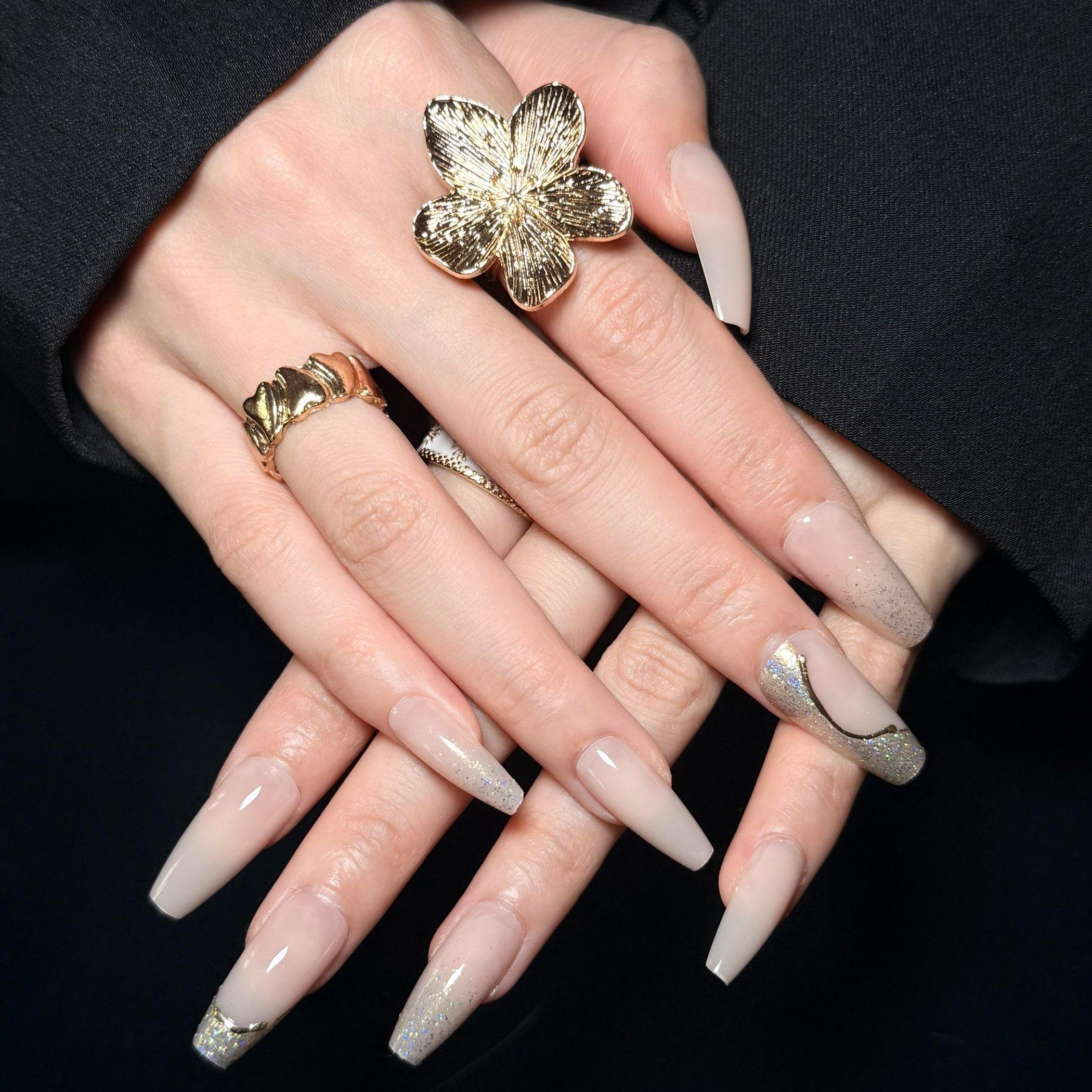 Uñas Press-On Artesanales Nude con Brillo Dorado | Forma Ataúd (Coffin) | 24 Piezas con Pegamento de Gelatina Premium | No Daña y es Reutilizable | Manicura en 3 Minutos