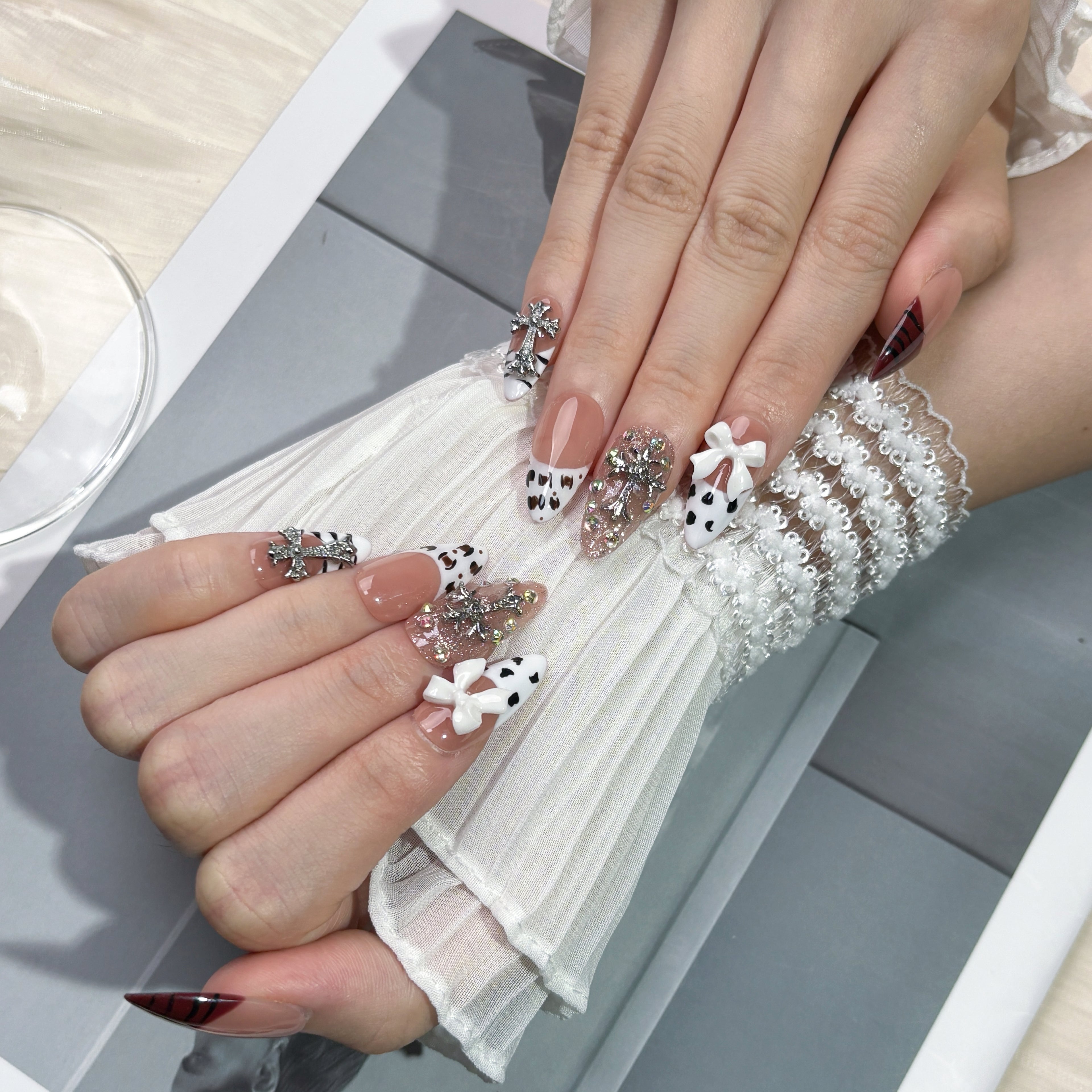FASNAILS F60 Uñas Postizas Press On de Lujo con Cruz Metálica y Moño 3D Uñas Almendradas Largas Diseños de Estampado Animal Dálmata y Cristales Brillantes Elegantes Uñas Falsas de Gel Estilo Y2K Kit con Tabs adhesivos para uñas