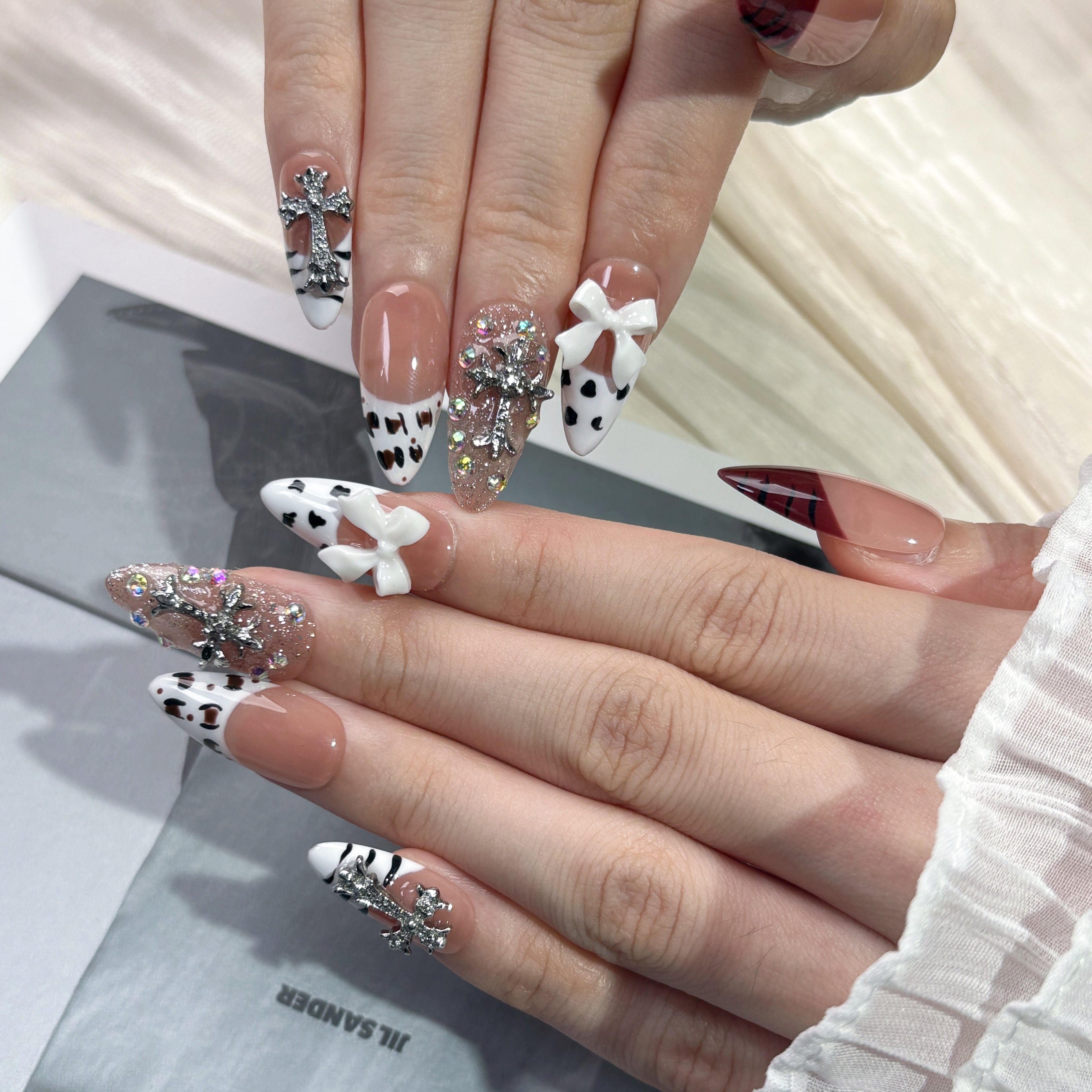FASNAILS F60 Uñas Postizas Press On de Lujo con Cruz Metálica y Moño 3D Uñas Almendradas Largas Diseños de Estampado Animal Dálmata y Cristales Brillantes Elegantes Uñas Falsas de Gel Estilo Y2K Kit con Tabs adhesivos para uñas