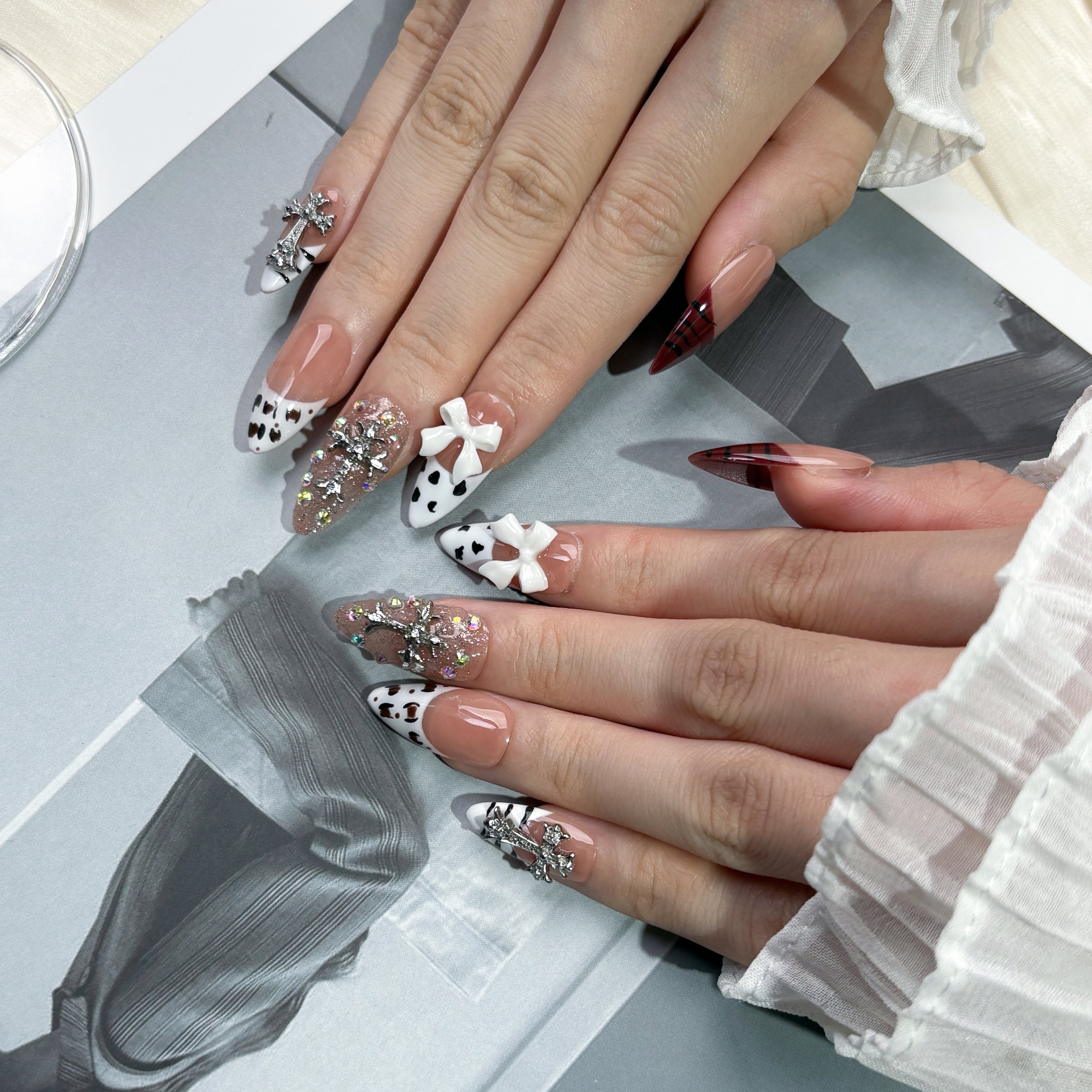 FASNAILS F60 Uñas Postizas Press On de Lujo con Cruz Metálica y Moño 3D Uñas Almendradas Largas Diseños de Estampado Animal Dálmata y Cristales Brillantes Elegantes Uñas Falsas de Gel Estilo Y2K Kit con Tabs adhesivos para uñas