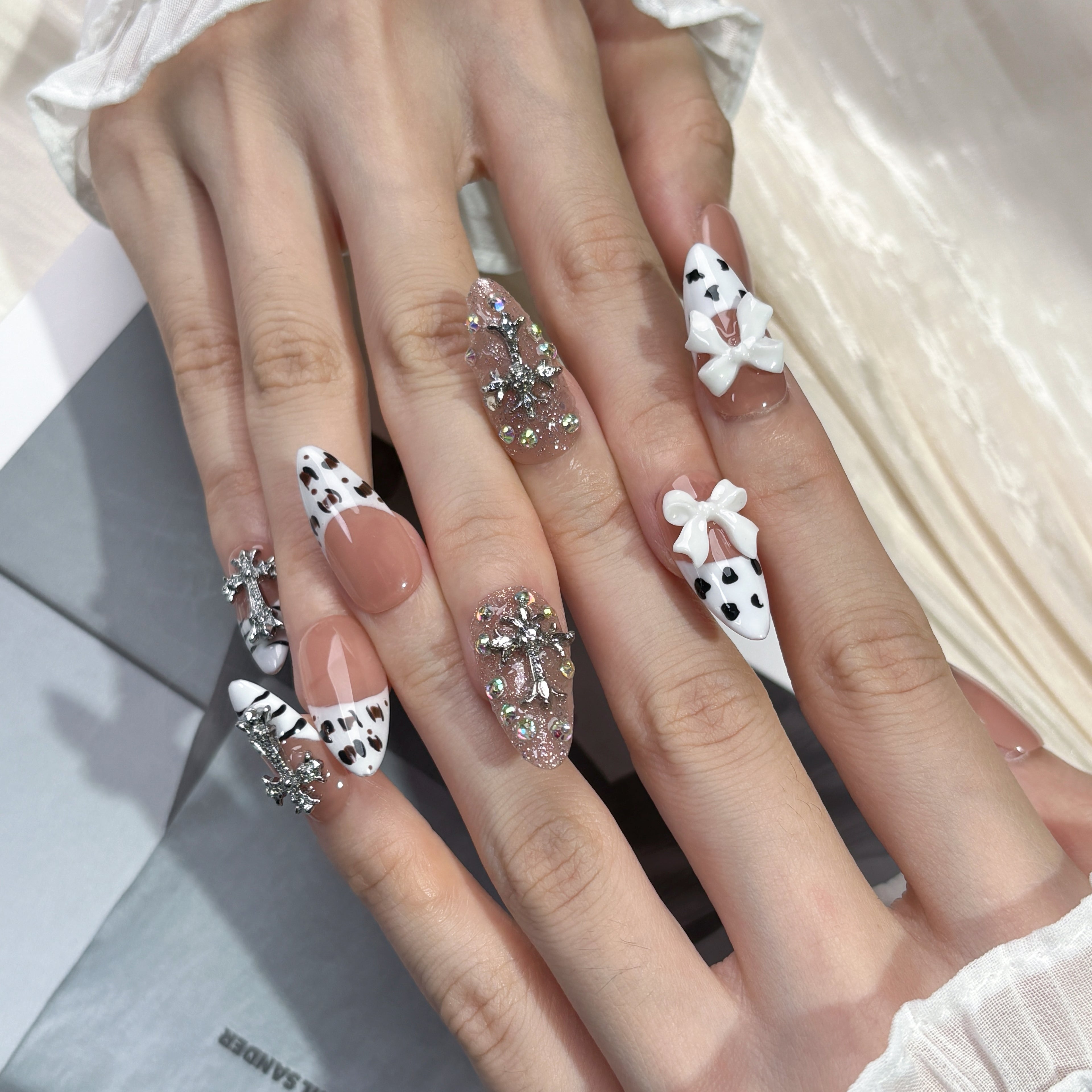 FASNAILS F60 Uñas Postizas Press On de Lujo con Cruz Metálica y Moño 3D Uñas Almendradas Largas Diseños de Estampado Animal Dálmata y Cristales Brillantes Elegantes Uñas Falsas de Gel Estilo Y2K Kit con Tabs adhesivos para uñas