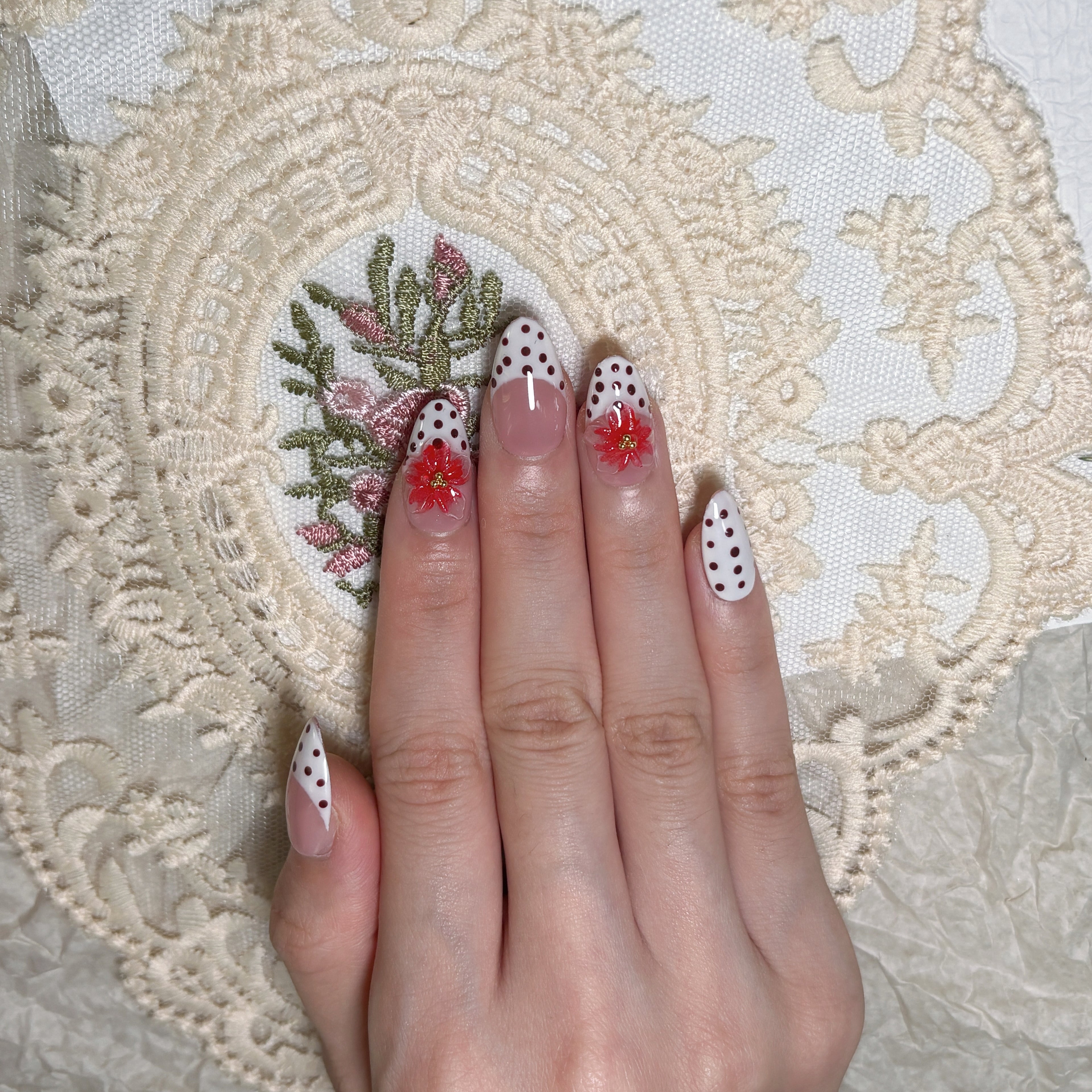 FASNAILS F54 Uñas Postizas Press On Artesanales con Flores 3D Uñas Almendradas Largas Manicura Francesa con Diseños de Lunares Retro Elegantes Uñas Falsas de Gel Estilo Coquette para Mujeres Kit con Tabs adhesivos para uñas