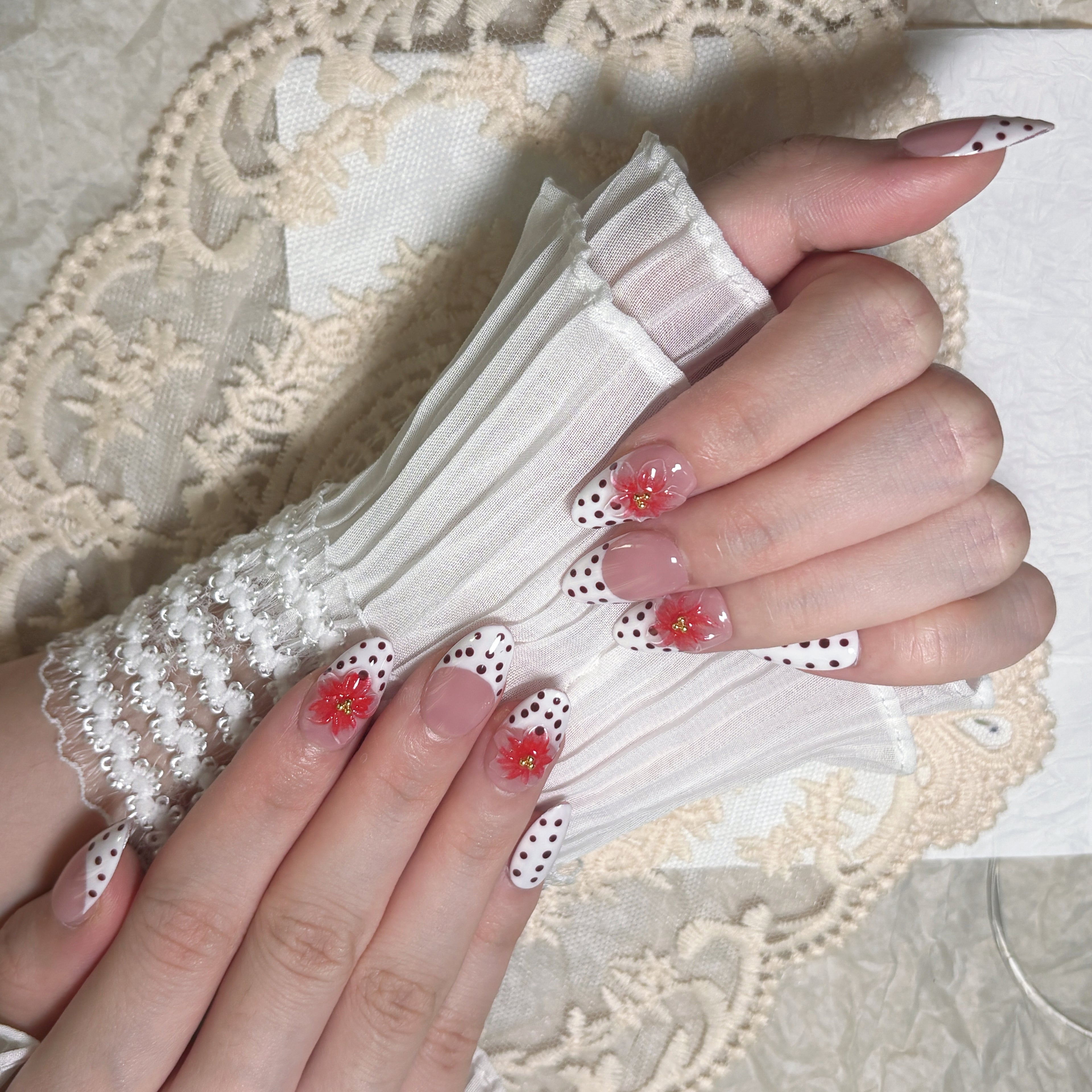 FASNAILS F54 Uñas Postizas Press On Artesanales con Flores 3D Uñas Almendradas Largas Manicura Francesa con Diseños de Lunares Retro Elegantes Uñas Falsas de Gel Estilo Coquette para Mujeres Kit con Tabs adhesivos para uñas