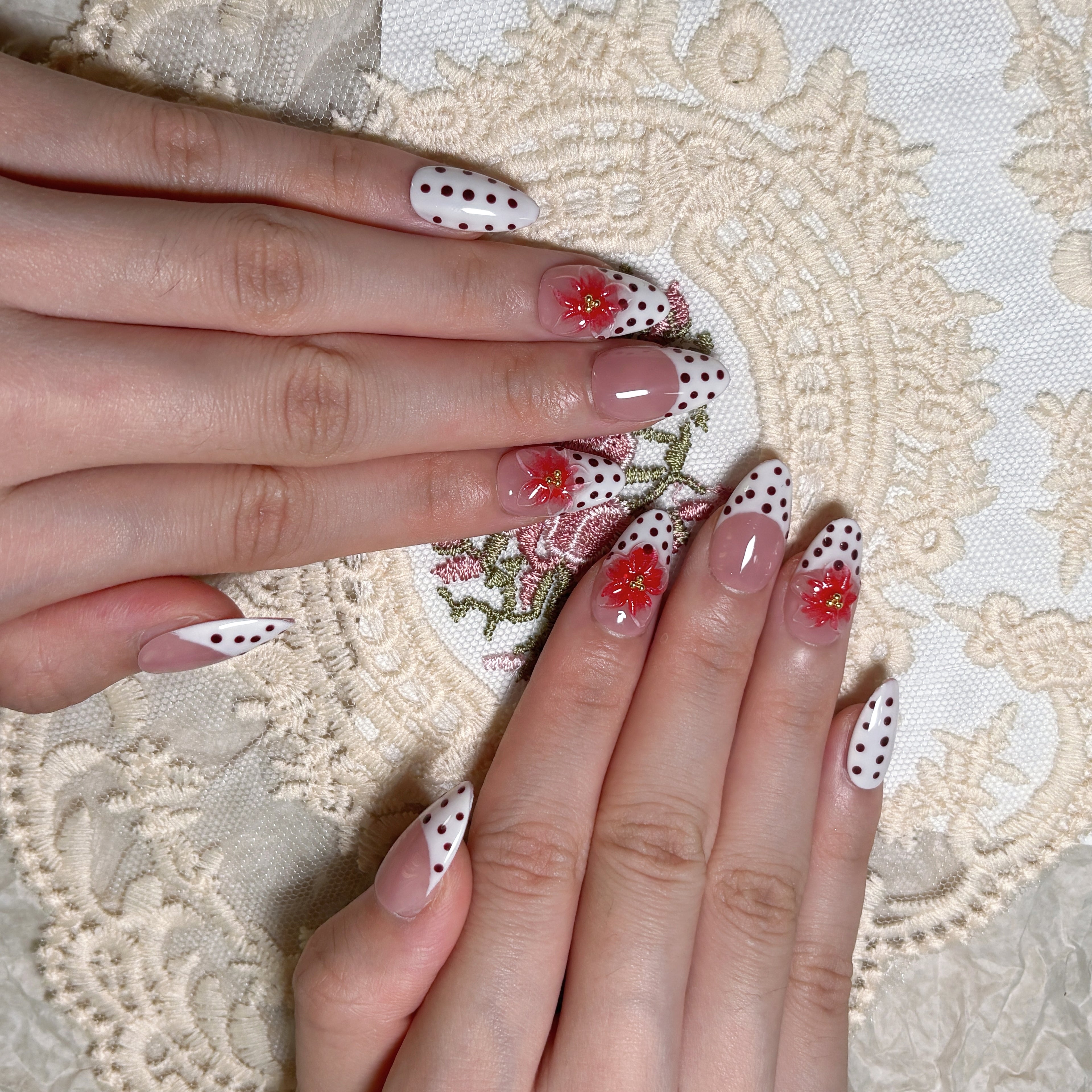 FASNAILS F54 Uñas Postizas Press On Artesanales con Flores 3D Uñas Almendradas Largas Manicura Francesa con Diseños de Lunares Retro Elegantes Uñas Falsas de Gel Estilo Coquette para Mujeres Kit con Tabs adhesivos para uñas