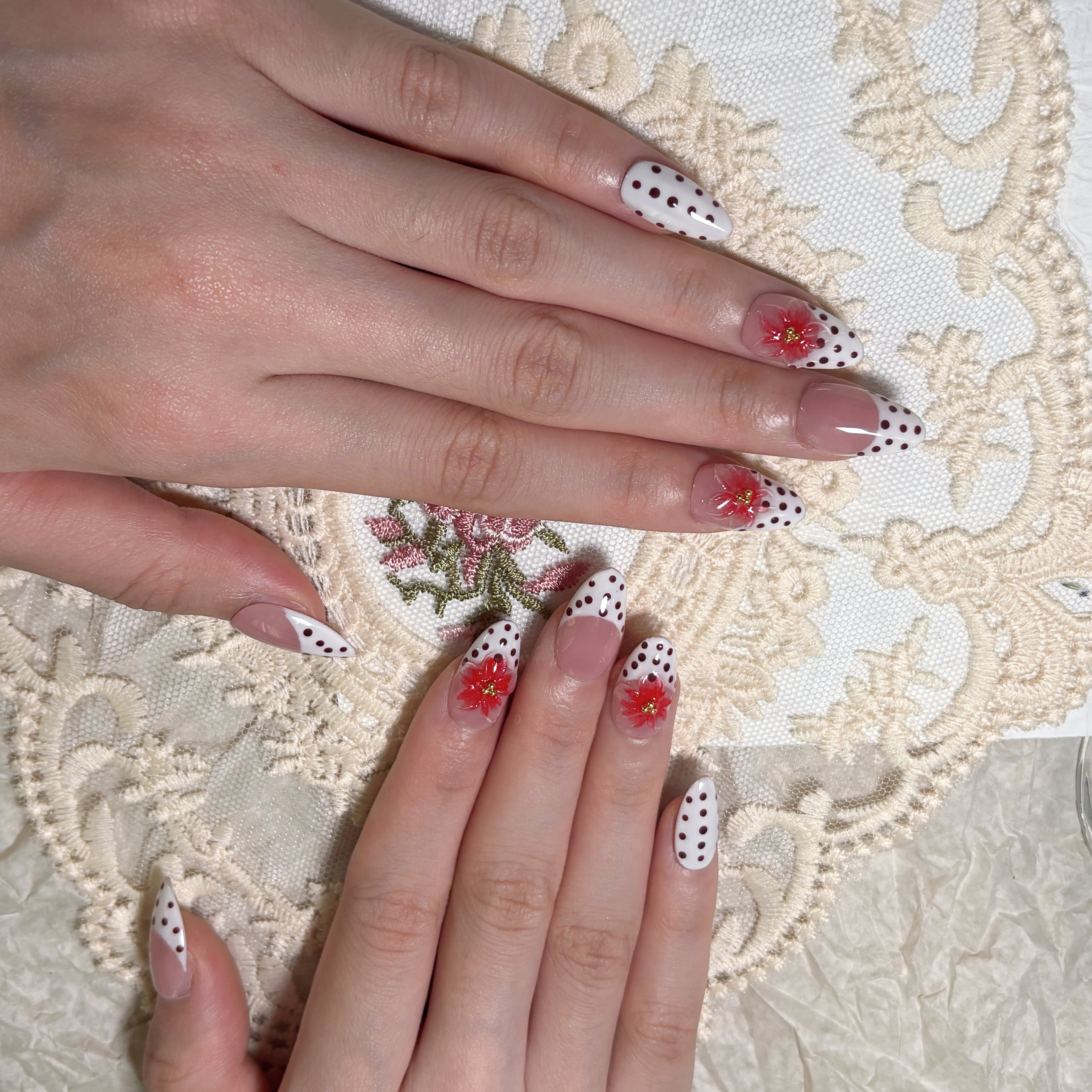 FASNAILS F54 Uñas Postizas Press On Artesanales con Flores 3D Uñas Almendradas Largas Manicura Francesa con Diseños de Lunares Retro Elegantes Uñas Falsas de Gel Estilo Coquette para Mujeres Kit con Tabs adhesivos para uñas