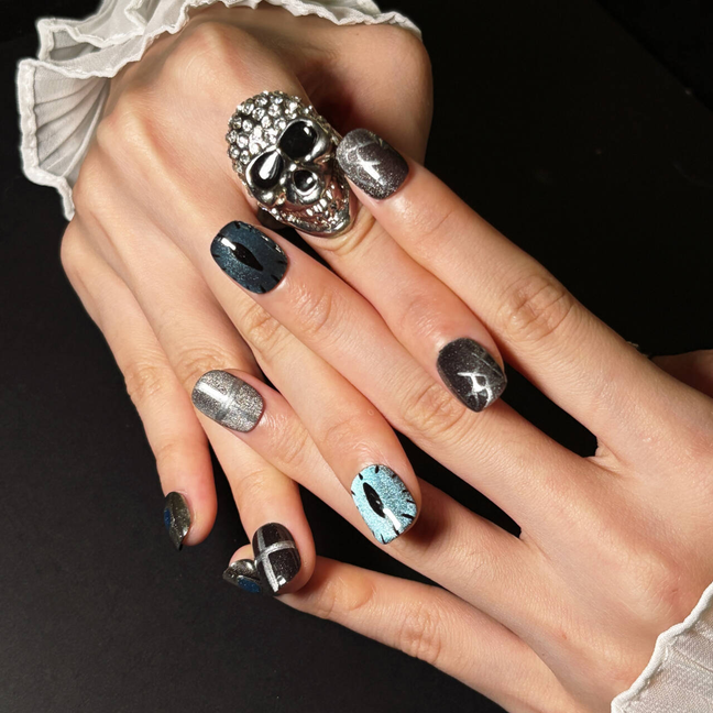 FASNAILS F63 Uñas Postizas Press On Artesanales Ojo de Gato Diseños de Ojo de Dragón y Cruz Metálica Uñas Cuadradas Cortas Negro y Plata Góticas Cyberpunk Elegantes Uñas Falsas de Gel Kit con Tabs adhesivos para uñas