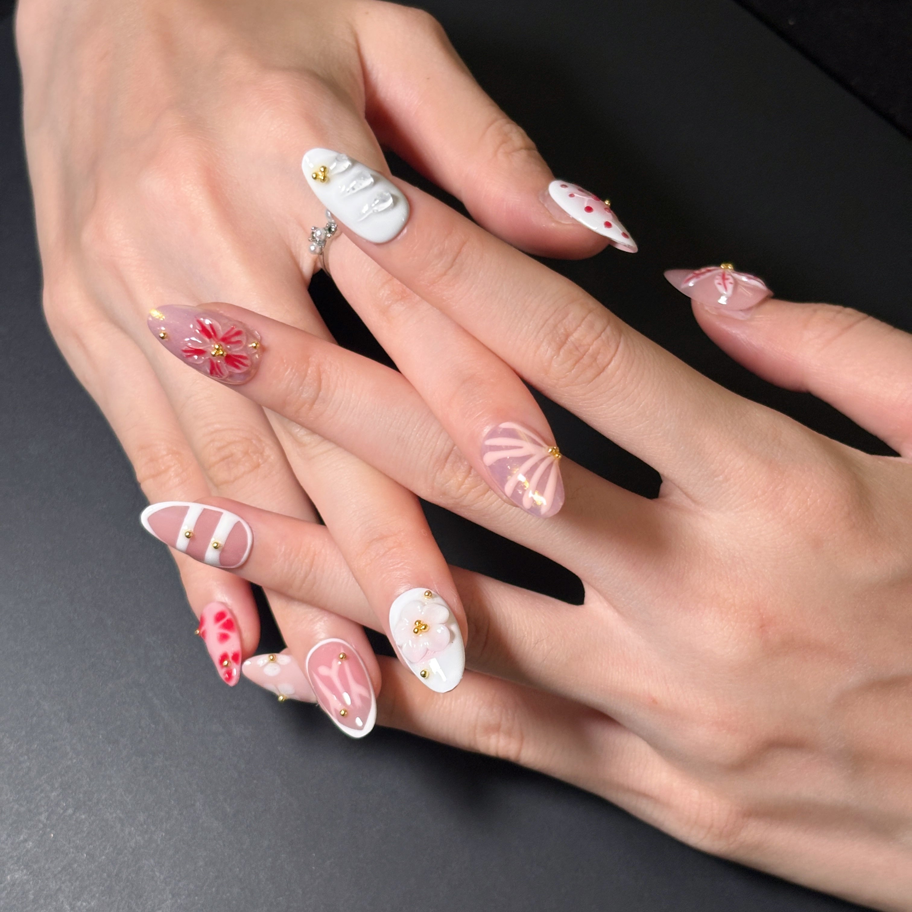 FASNAILS F65 Uñas Postizas Press On Artesanales con Flores 3D Uñas Almendradas Diseños Retro Elegantes de Relieve y Lunares Rojo y Blanco Manicura Francesa Original Regalo para Mujeres Kit con Tabs adhesivos para uñas