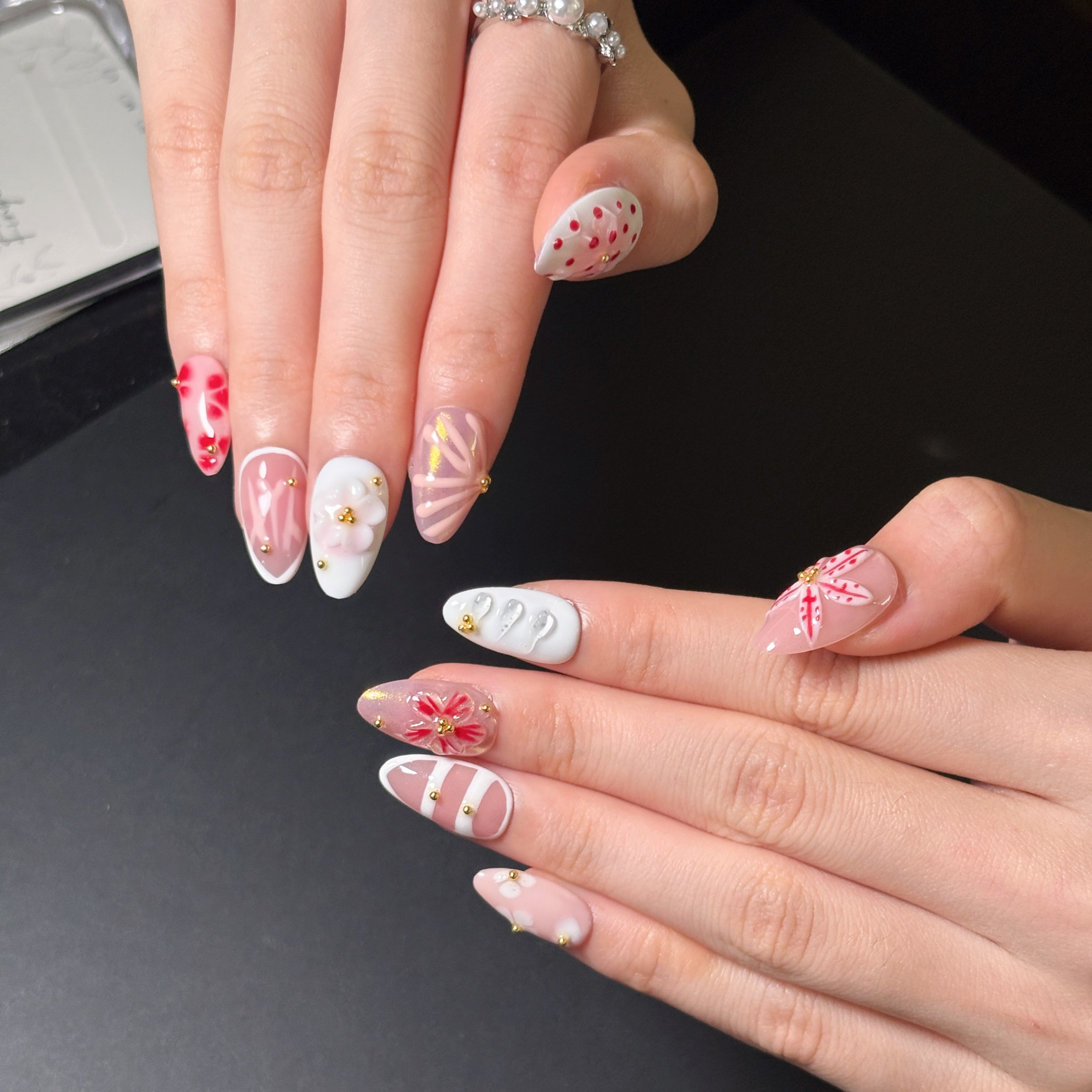 FASNAILS F65 Uñas Postizas Press On Artesanales con Flores 3D Uñas Almendradas Diseños Retro Elegantes de Relieve y Lunares Rojo y Blanco Manicura Francesa Original Regalo para Mujeres Kit con Tabs adhesivos para uñas