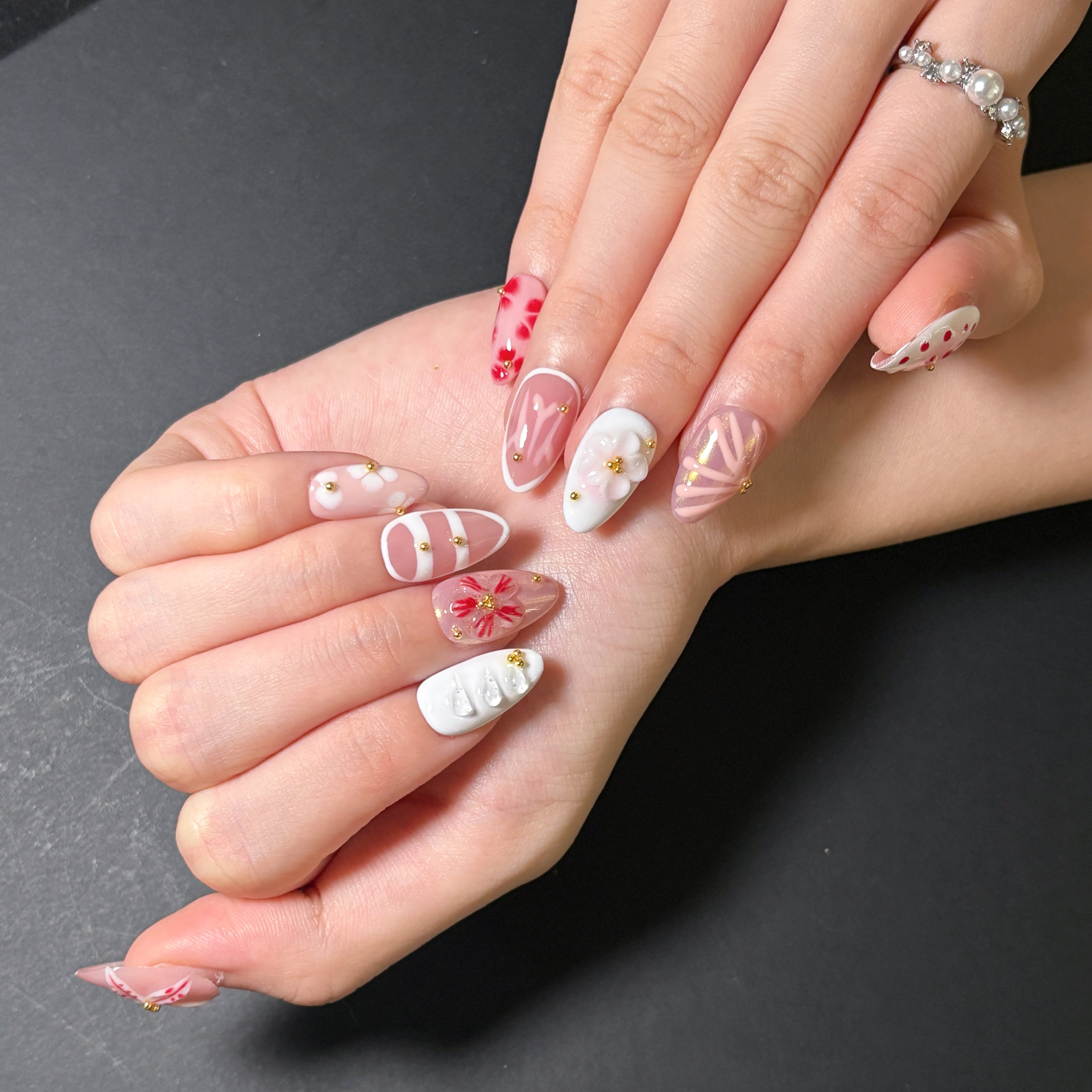 FASNAILS F65 Uñas Postizas Press On Artesanales con Flores 3D Uñas Almendradas Diseños Retro Elegantes de Relieve y Lunares Rojo y Blanco Manicura Francesa Original Regalo para Mujeres Kit con Tabs adhesivos para uñas