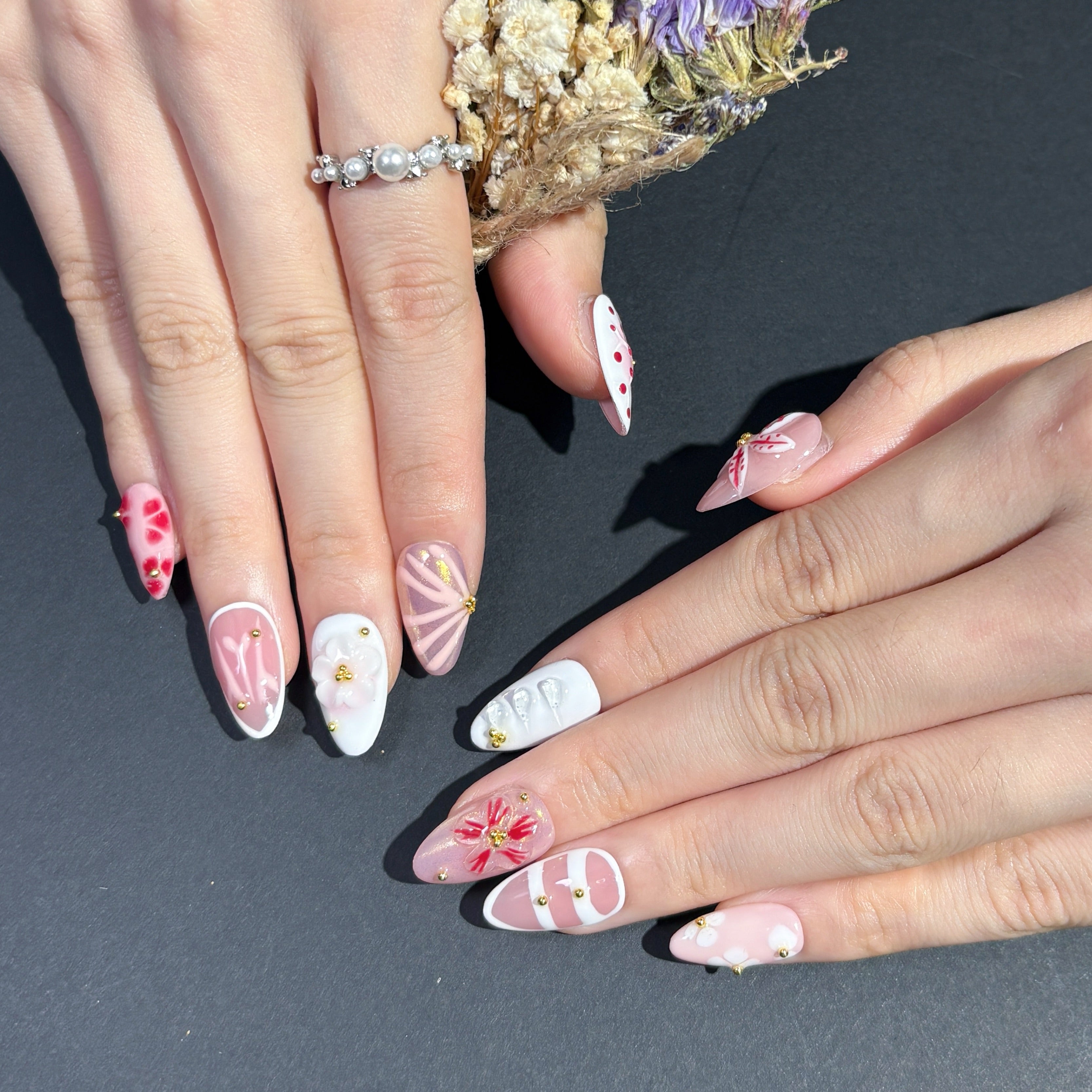 FASNAILS F65 Uñas Postizas Press On Artesanales con Flores 3D Uñas Almendradas Diseños Retro Elegantes de Relieve y Lunares Rojo y Blanco Manicura Francesa Original Regalo para Mujeres Kit con Tabs adhesivos para uñas
