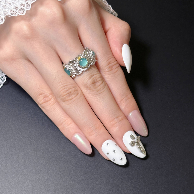 FASNAILS F50 Uñas Postizas Press On Artesanales con Cruz de Cristales Uñas Almendradas Efecto Glaseado Aurora Blanco y Rosa Diseños Góticos Elegantes de Lujo Uñas Falsas de Gel Kit con Tabs adhesivos para uñas