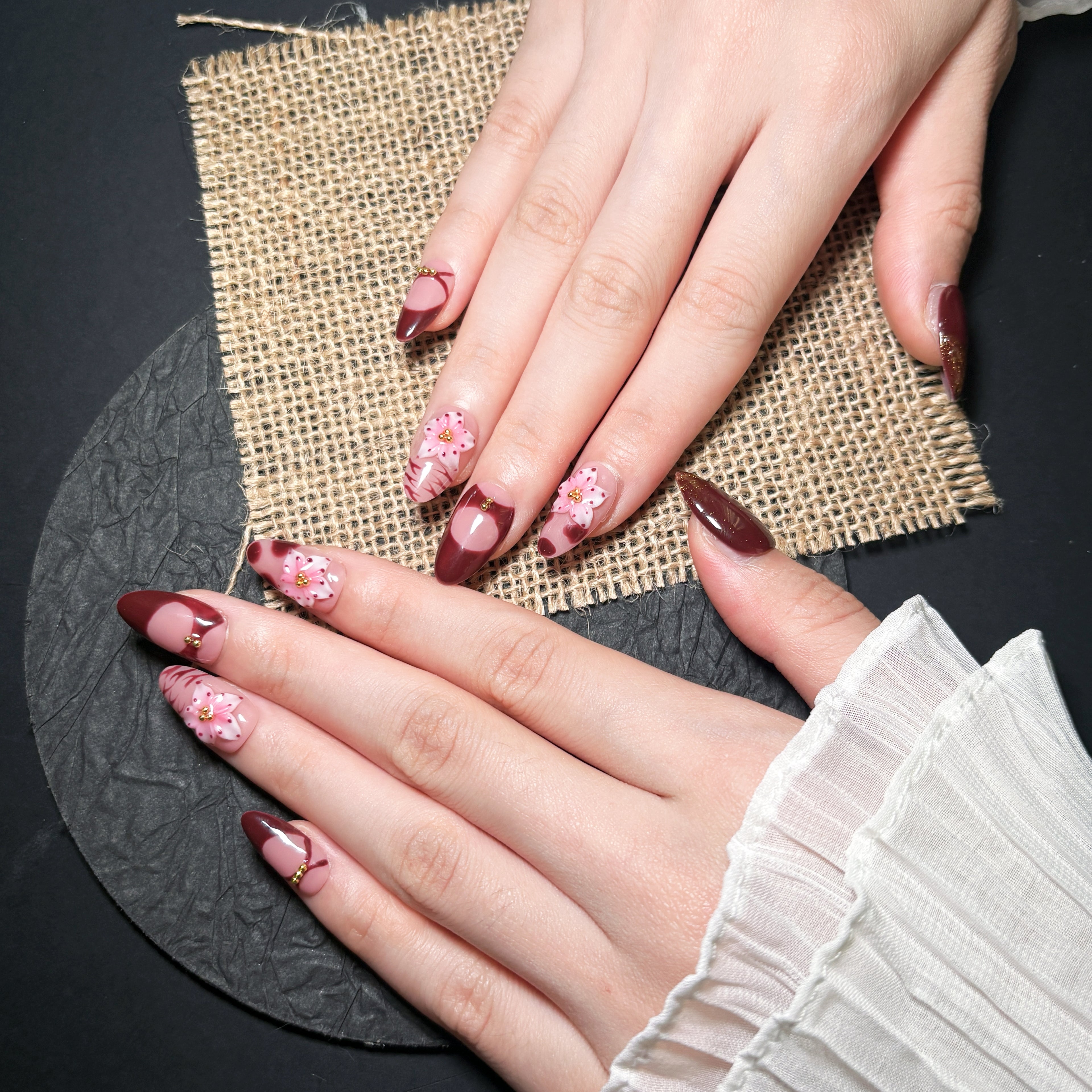 FASNAILS F47 Uñas Postizas Press On Artesanales con Flores 3D Uñas Almendradas Largas Manicura Francesa Ojo de Gato Color Vino Burdeos Diseños Retro Elegantes Uñas Falsas de Gel Estilo Coquette Kit con Tabs adhesivos para uñas