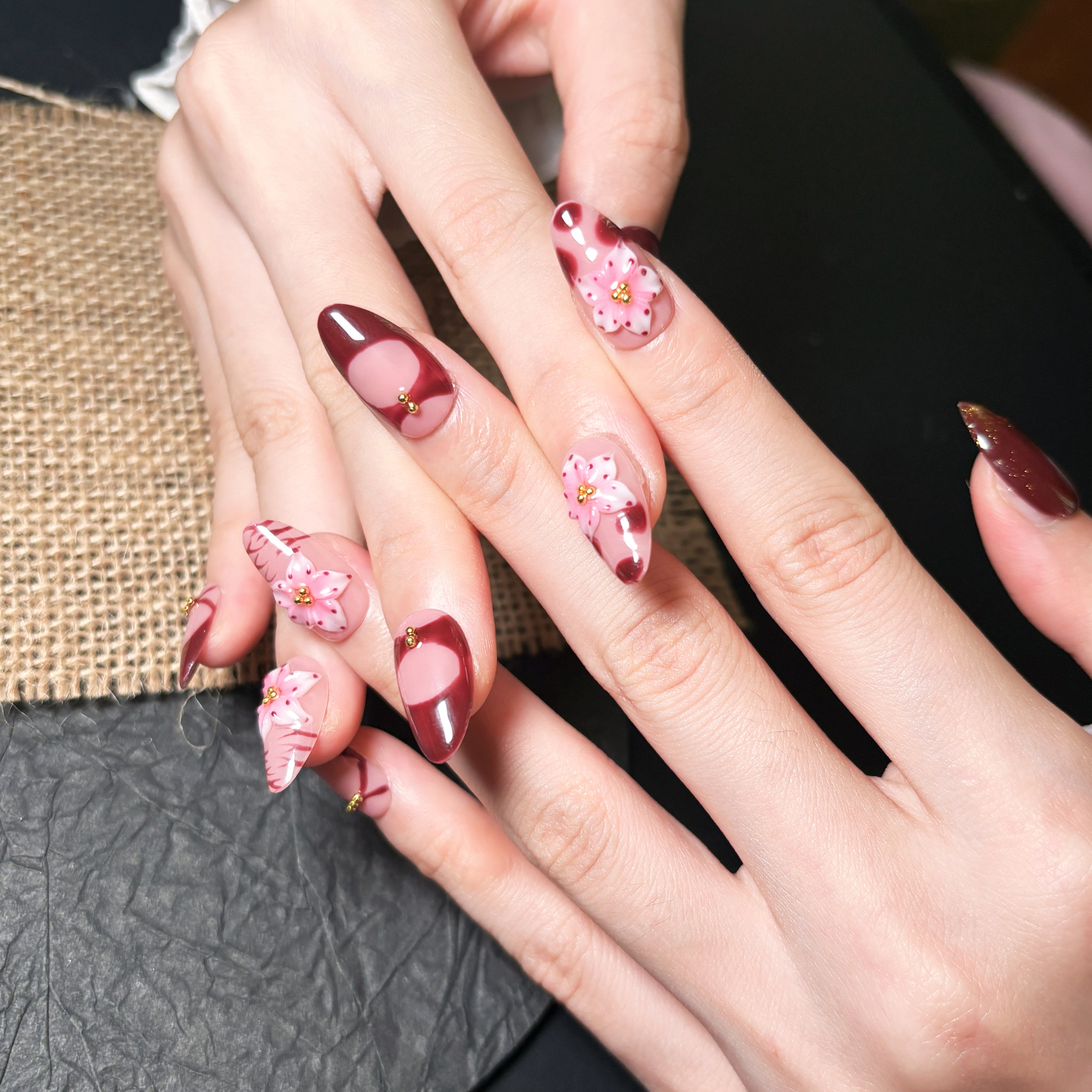 FASNAILS F47 Uñas Postizas Press On Artesanales con Flores 3D Uñas Almendradas Largas Manicura Francesa Ojo de Gato Color Vino Burdeos Diseños Retro Elegantes Uñas Falsas de Gel Estilo Coquette Kit con Tabs adhesivos para uñas