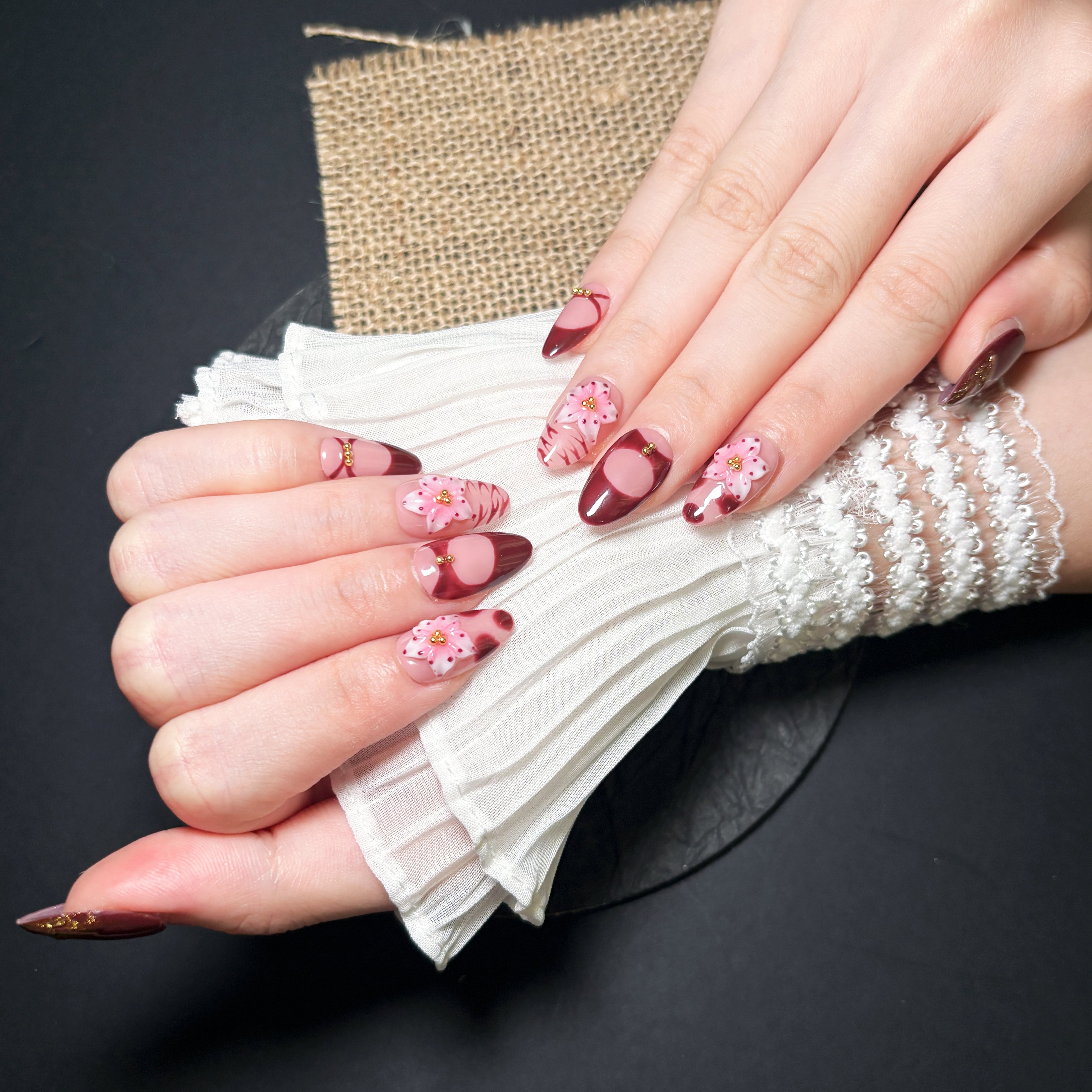 FASNAILS F47 Uñas Postizas Press On Artesanales con Flores 3D Uñas Almendradas Largas Manicura Francesa Ojo de Gato Color Vino Burdeos Diseños Retro Elegantes Uñas Falsas de Gel Estilo Coquette Kit con Tabs adhesivos para uñas