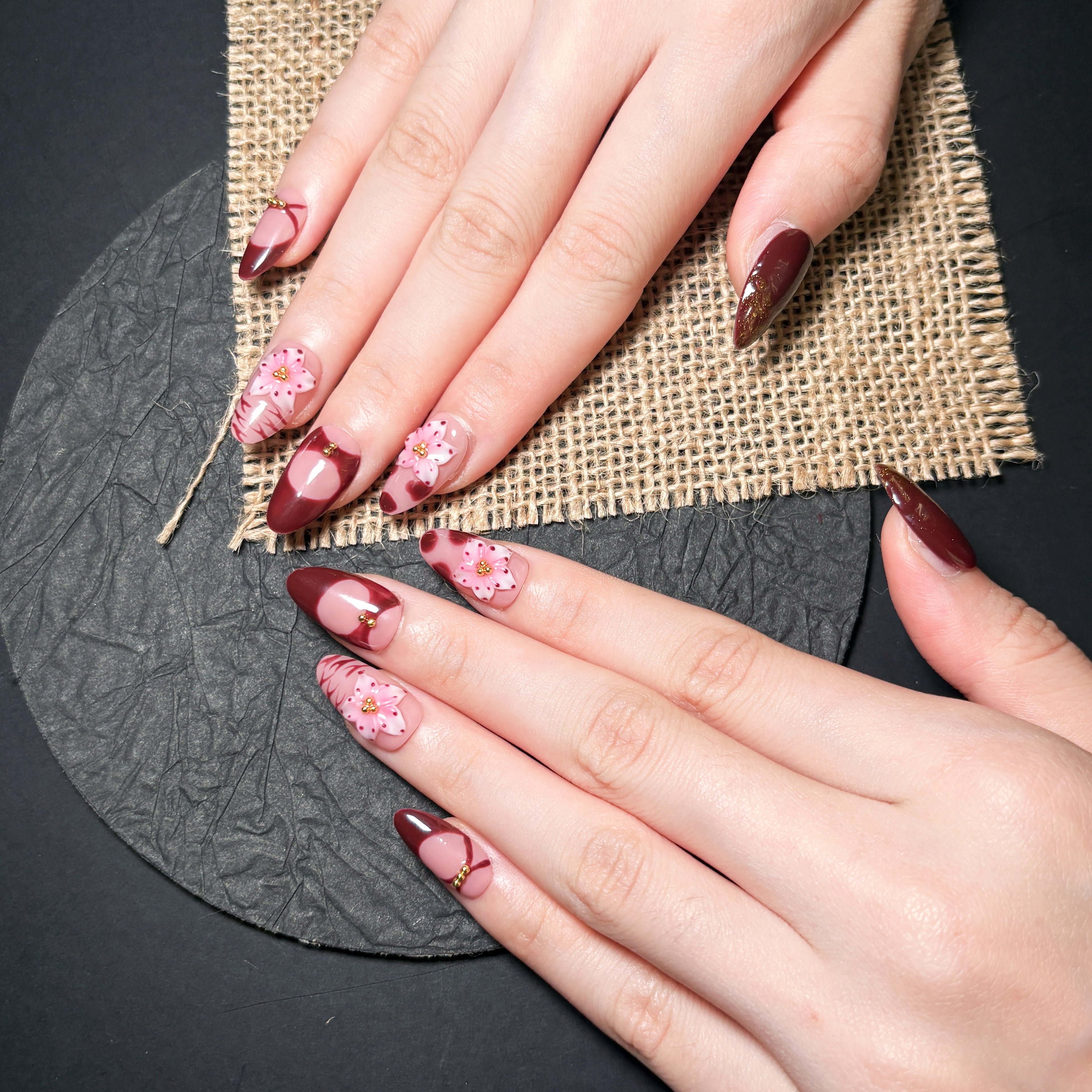 FASNAILS F47 Uñas Postizas Press On Artesanales con Flores 3D Uñas Almendradas Largas Manicura Francesa Ojo de Gato Color Vino Burdeos Diseños Retro Elegantes Uñas Falsas de Gel Estilo Coquette Kit con Tabs adhesivos para uñas
