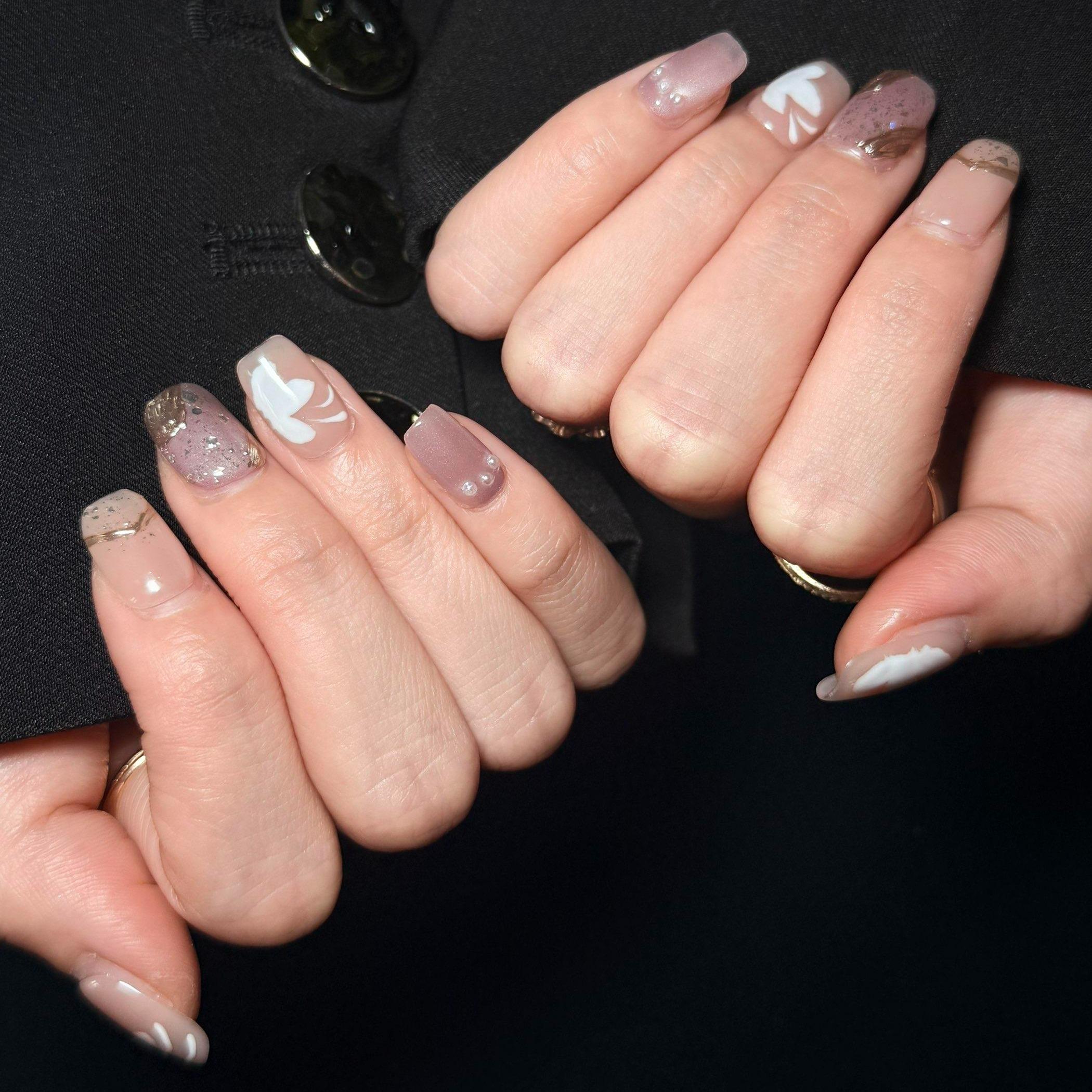 Uñas Press-On Artesanales Nude con Flores | Diseño Elegante con Perlas y Brillo | Set de 10 Piezas con Pegamento de Gelatina | Reutilizables Estilo Cuadrado