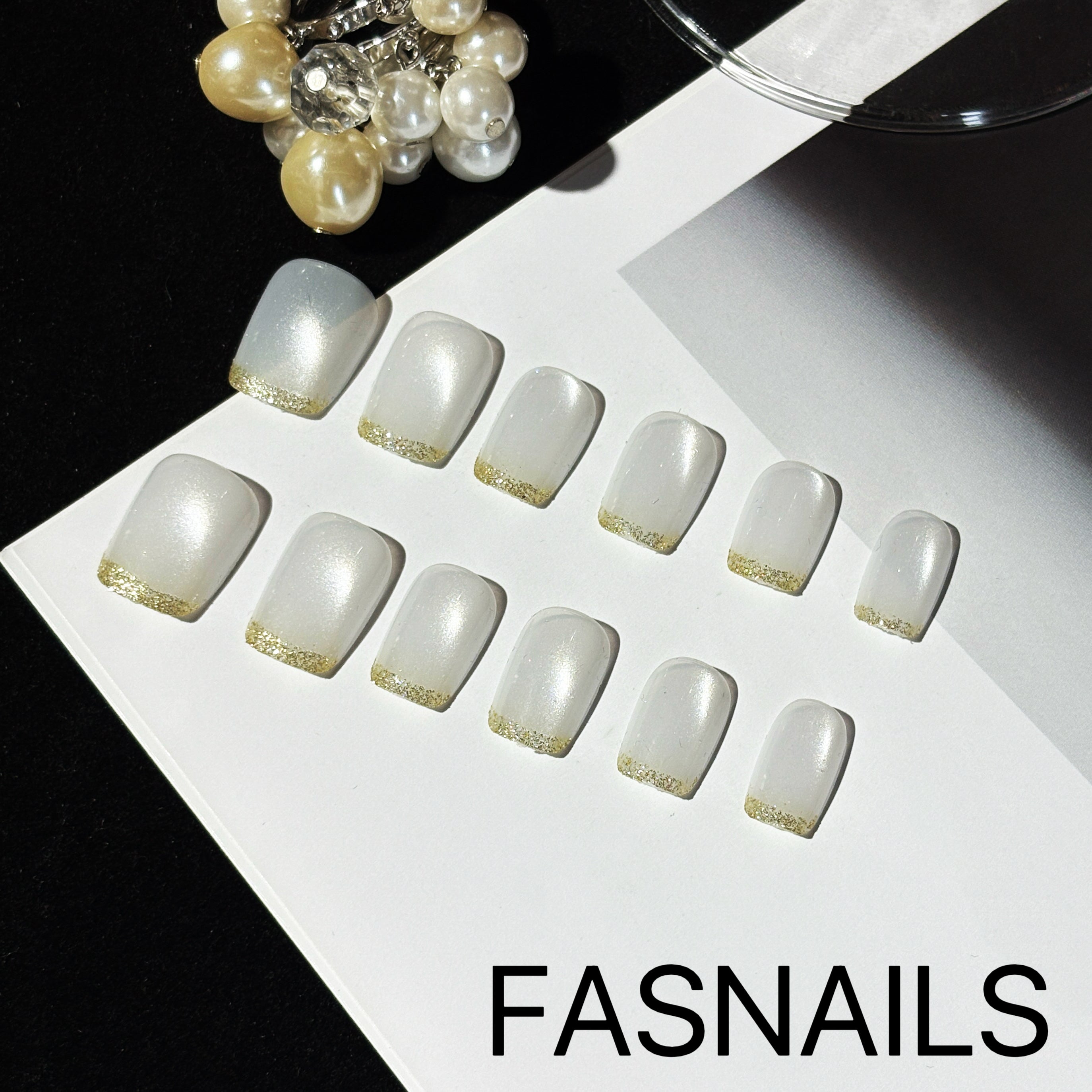 FASNAILS J10 Uñas Postizas Reutilizables Cortas Cuadradas con Efecto Ojo de Gato Blanco Perlado, Uñas Press On Francesas con Borde de Brillo Elegante, Kit de Manicura Rápida Clean Girl en Minutos, Incluye 24 Piezas