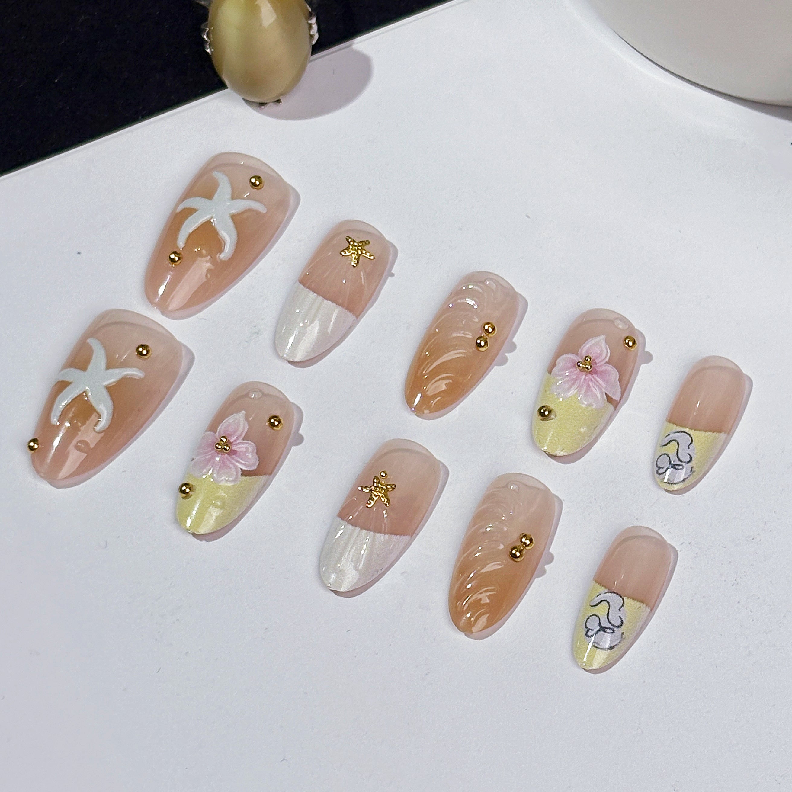FASNAILS J07 Uñas Postizas Reutilizables de Almendra con Diseño de Manicura Francesa Amarilla y Blanca, Uñas Press On con Flores 3D Delicadas y Detalles de Estrellas Doradas, Kit de Manicura Rápida de Primavera Verano, Incluye 24 Piezas