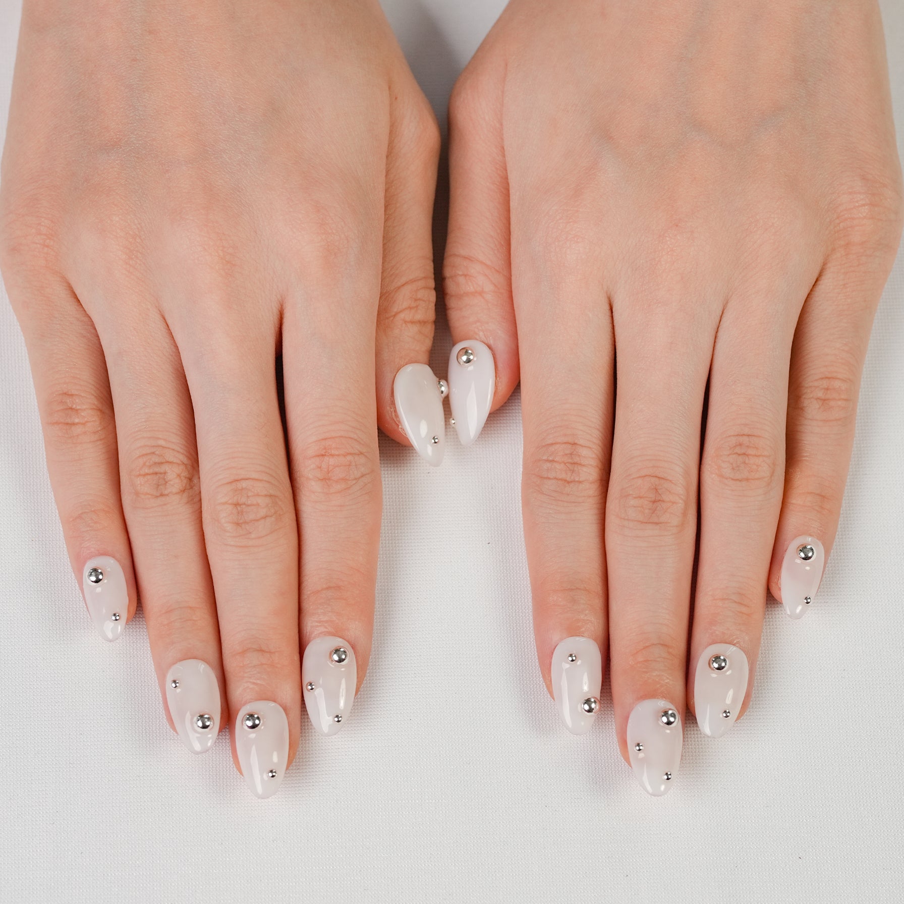 Fasnails Uñas Postizas Press On Milky White Uñas Almendradas Blanco Leche con Cuentas Metálicas Plateadas Diseño Y2K Futurista Uñas Falsas Reutilizables de Gel para Mujeres Manicura Estilo Coreano Kit con Pegamento