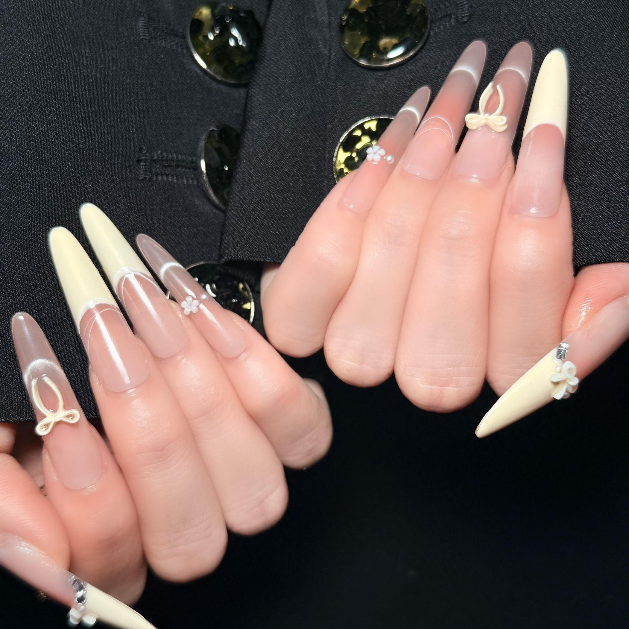 Uñas Press-On Artesanales Ojo de Gato Blanco Crema | Diseño 3D de Moños y Flores | Set de 10 Piezas con Pegamento de Gelatina | Extra Largas y Reutilizables