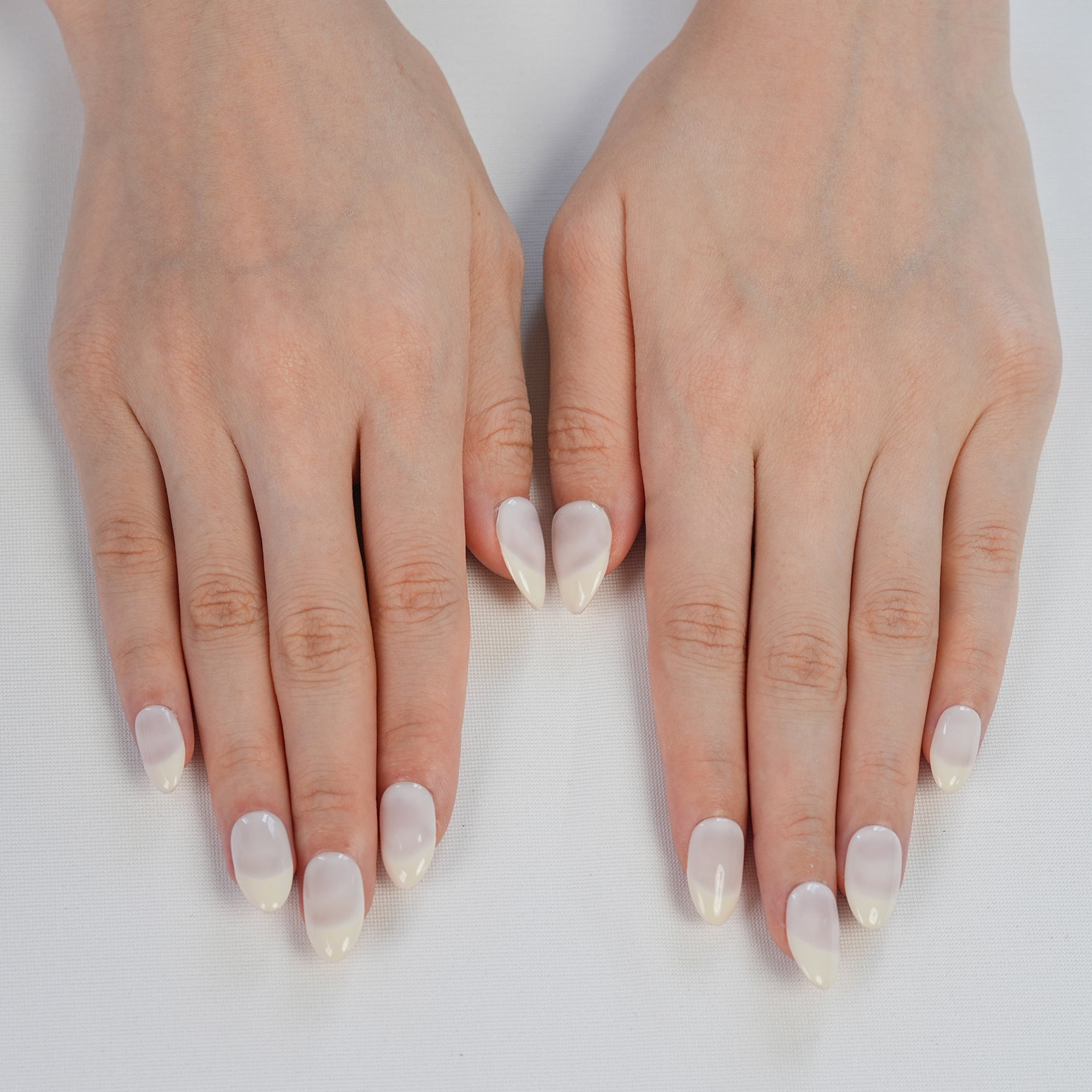 Fasnails Uñas Postizas Press On Milky White Uñas Almendradas Blanco Leche Translúcidas Efecto Gelatina Ombré Minimalistas Elegantes Uñas Falsas Reutilizables de Gel Estilo Clean Girl para Mujeres Kit con Pegamento