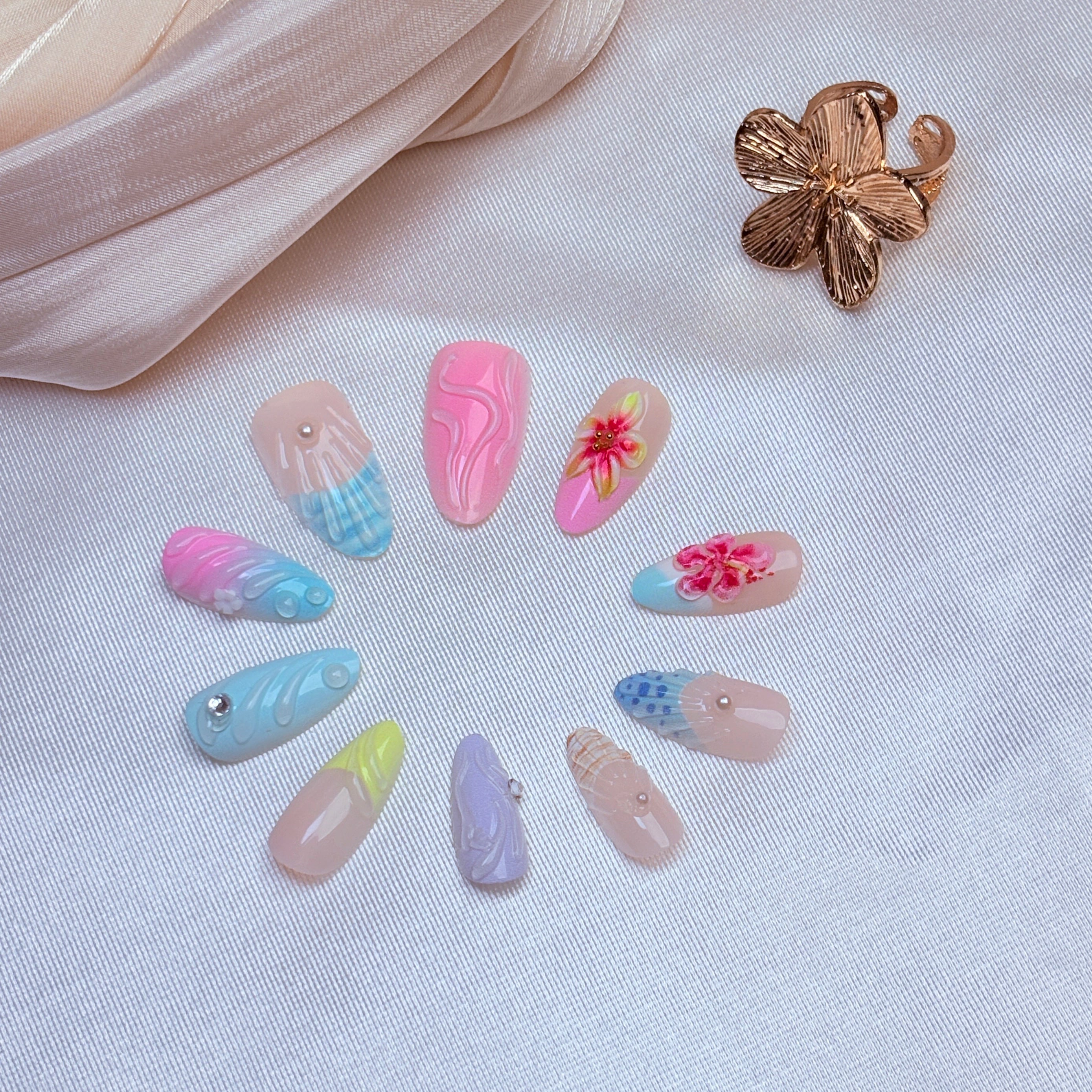 FASNAILS J14 - Uñas Postizas Reutilizables de Ensueño con Degradados Pastel y Diseños Florales 3D, Efecto Concha de Mar con Gemas y Brillo, Kit de Salón Instantáneo en Segundos, 24 Piezas en 3 Tallas para un Ajuste Perfecto y Duradero
