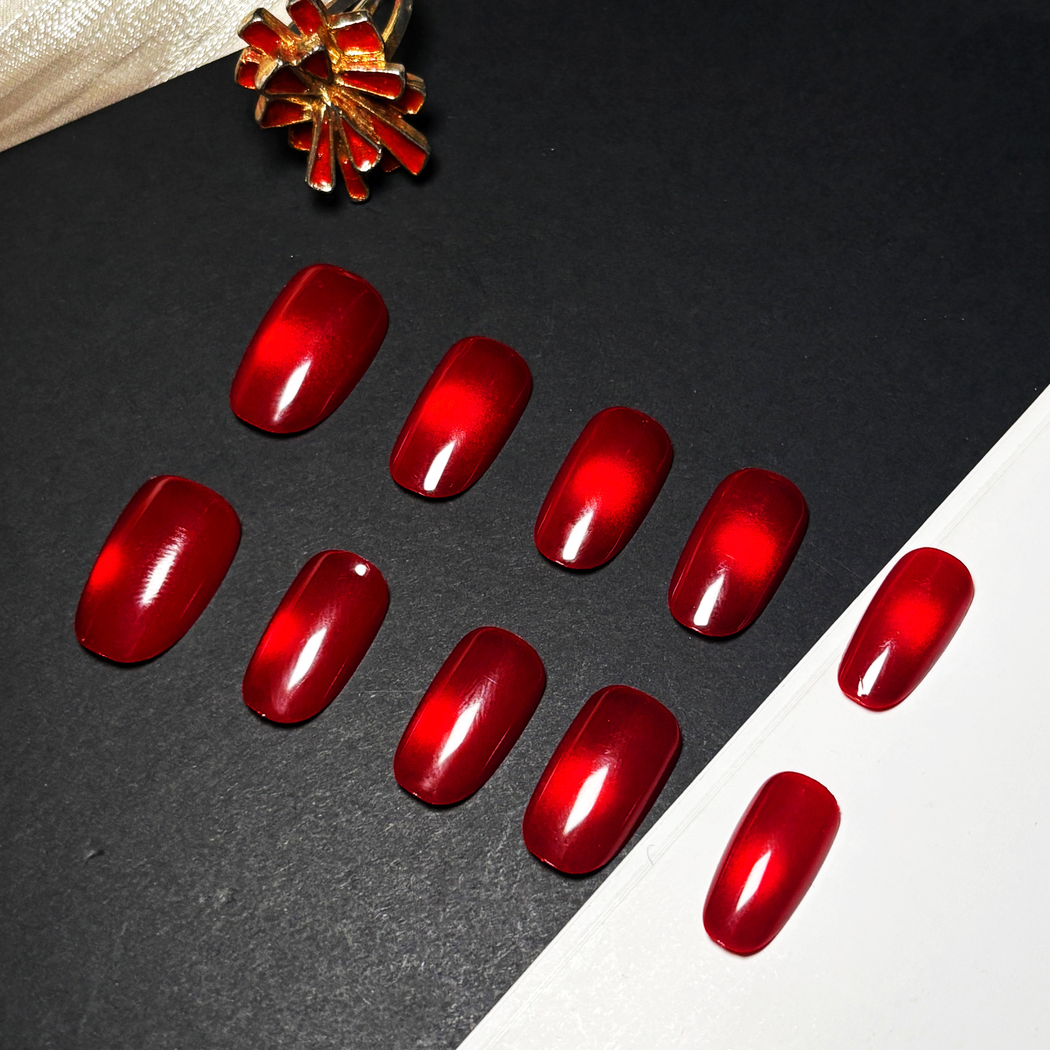 FASNAILS J21 - Kit de 24 Uñas Postizas Reutilizables de Premium ABS en Rojo Carmesí Glaseado Clásico, Manicura Instantánea, Tallas Variadas para un Ajuste Perfecto y Duradero, Cortas Cuadradas