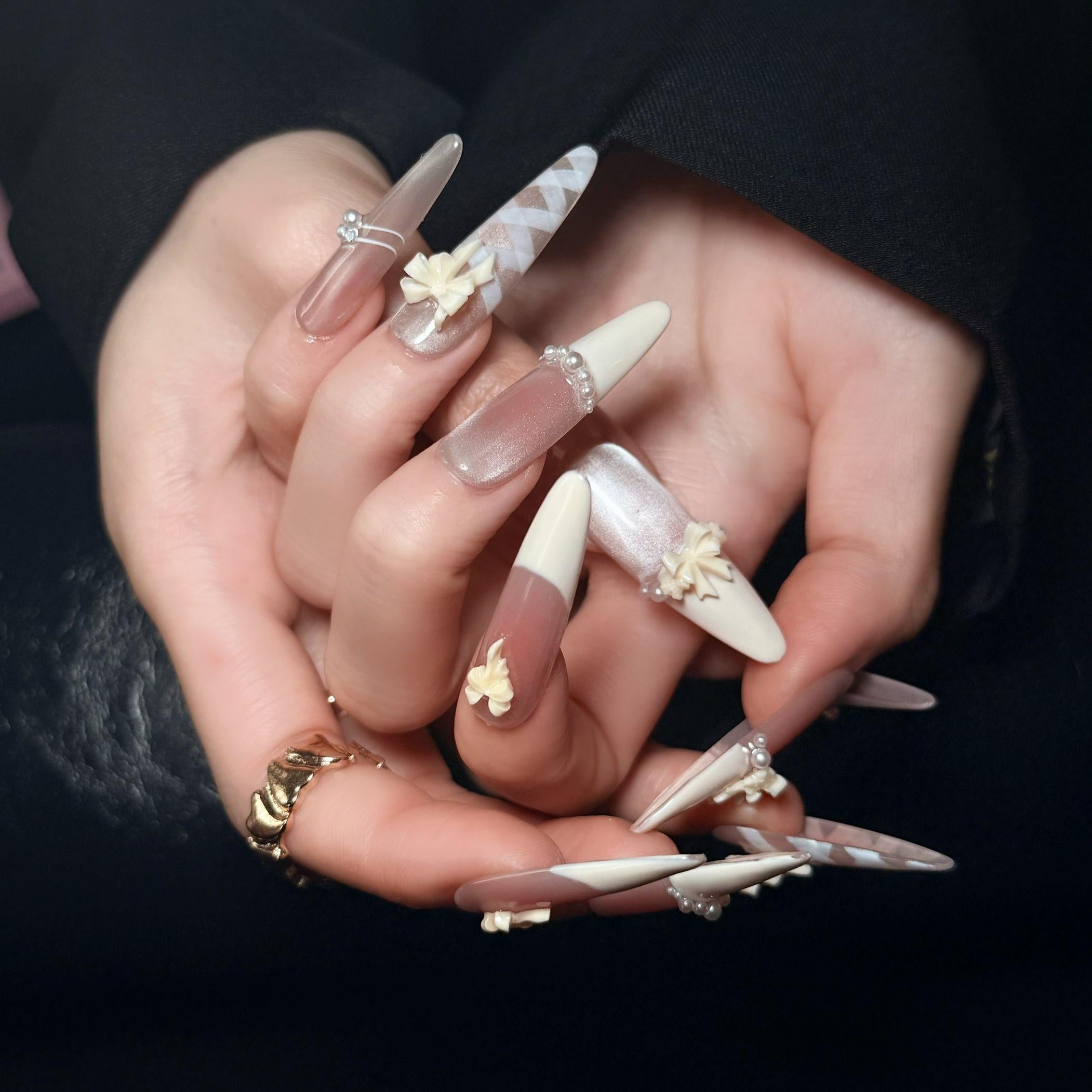 Uñas Press-On Artesanales de Lujo con Moños y Perlas 3D | Diseño Francés Vintage Ojo de Gato | Set de 10 Piezas con Pegamento de Gelatina | Extra Largas y Reutilizables