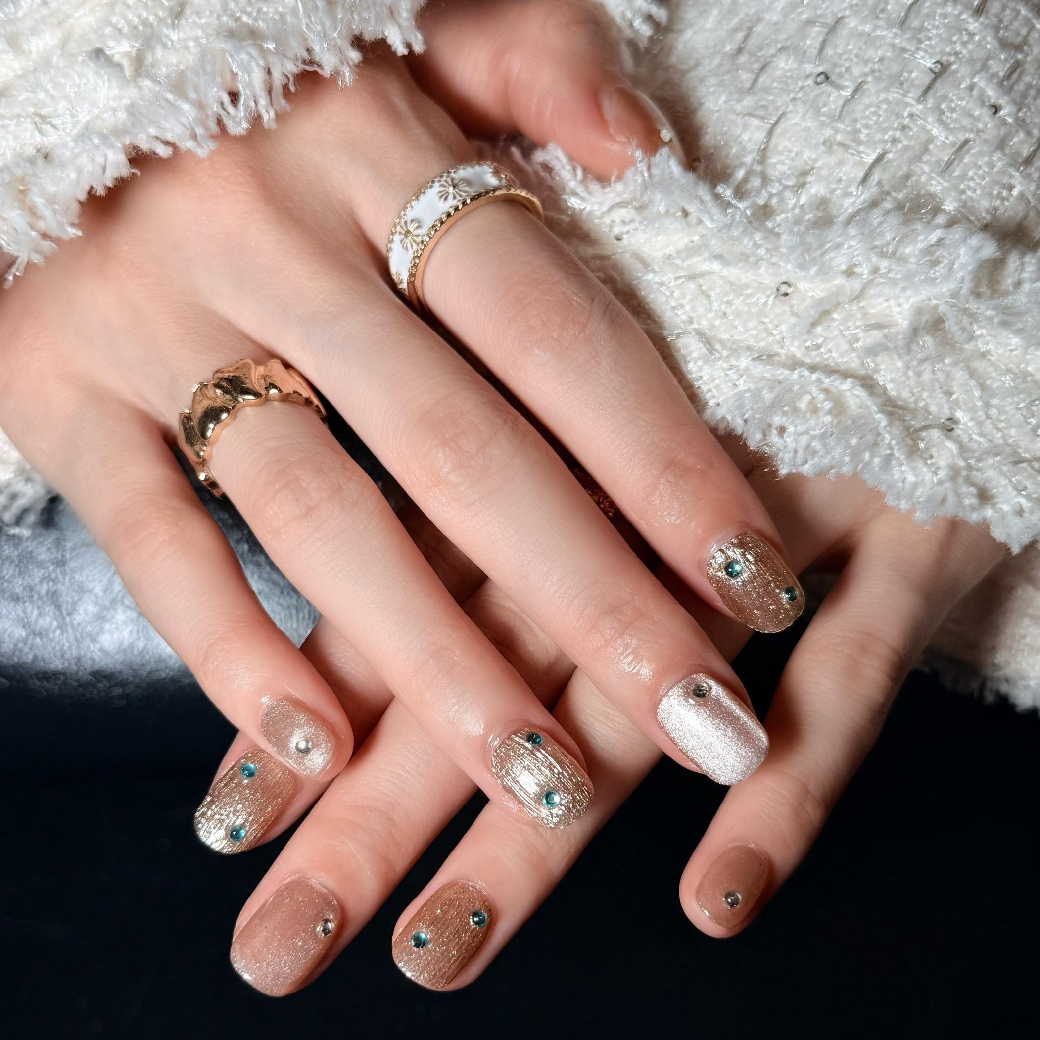 Uñas Press-On Artesanales Ojo de Gato Oro Champaña | Diseño de Lujo Plata Cepillada | Set de 24 Piezas con Pegamento de Gelatina | Elegantes y Reutilizables