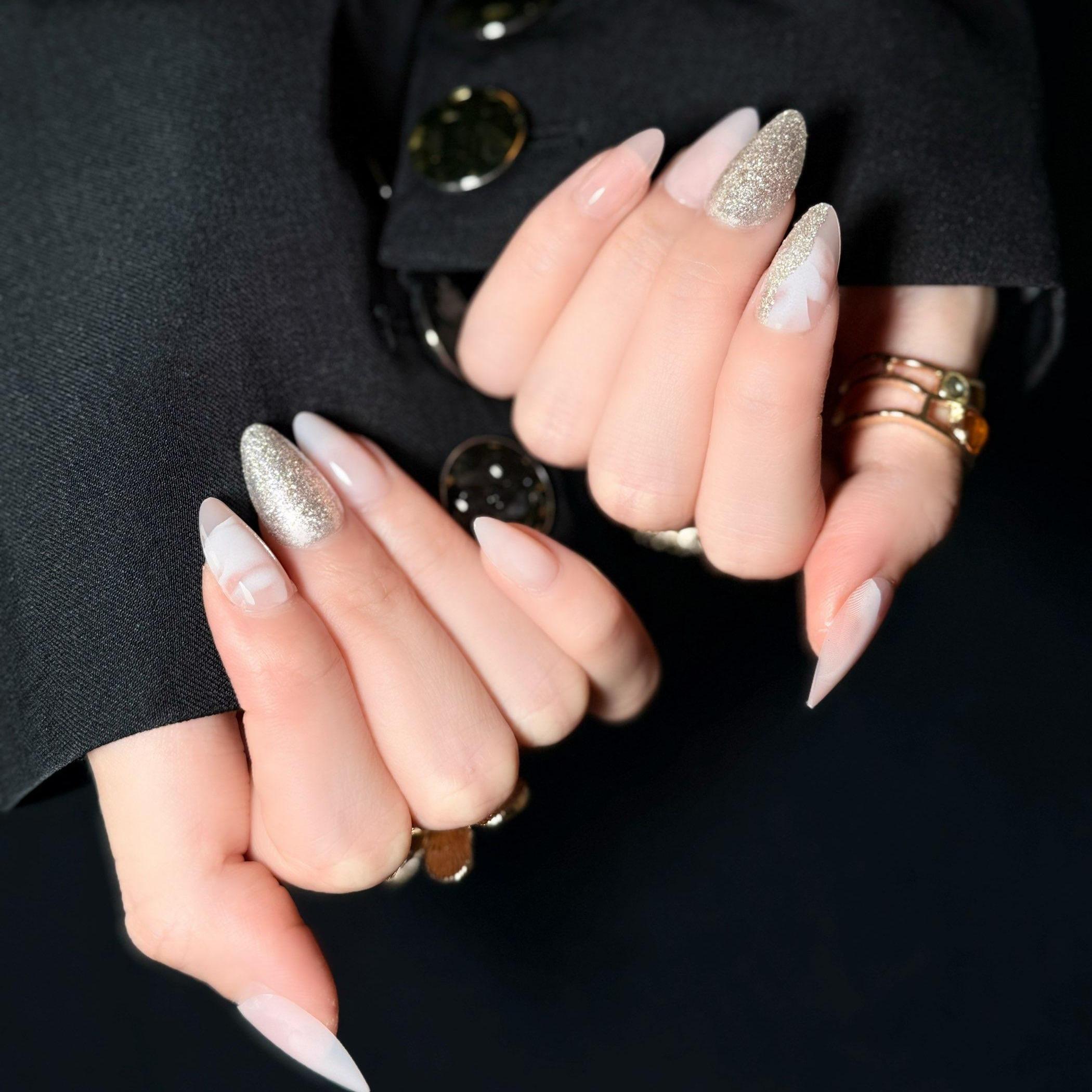 Uñas Press-On Artesanales Nude Jaspeado y Brillo | Elegante Forma Almendrada | Set de 24 Piezas con 2 Planillas de Gelatina | Reutilizables de Lujo