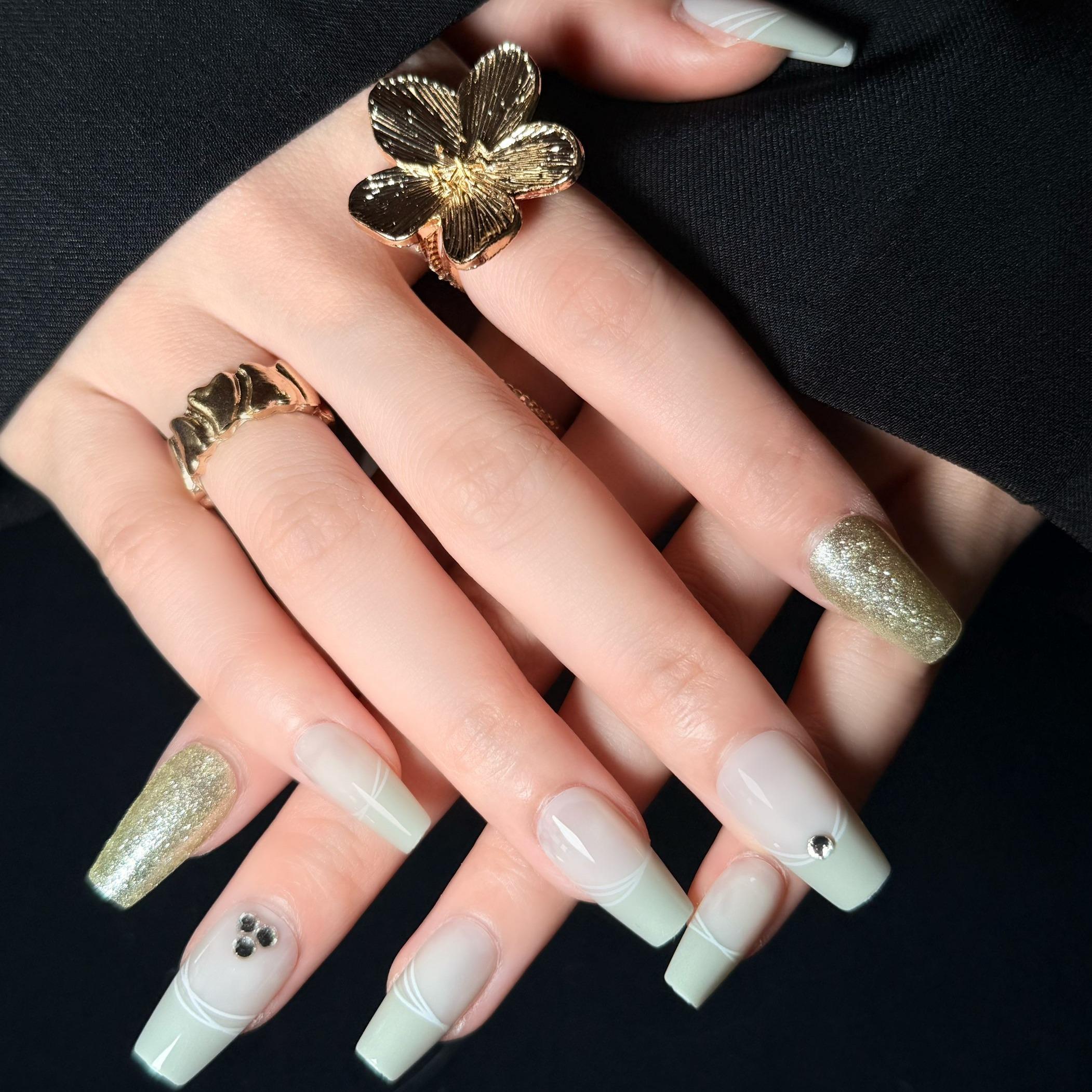 Uñas Press-On Artesanales Verde Matcha | Elegante Degradado y Arte de Líneas Blancas | Set de 30 Piezas con 3 Planillas de Gelatina | Reutilizables de ABS de Lujo