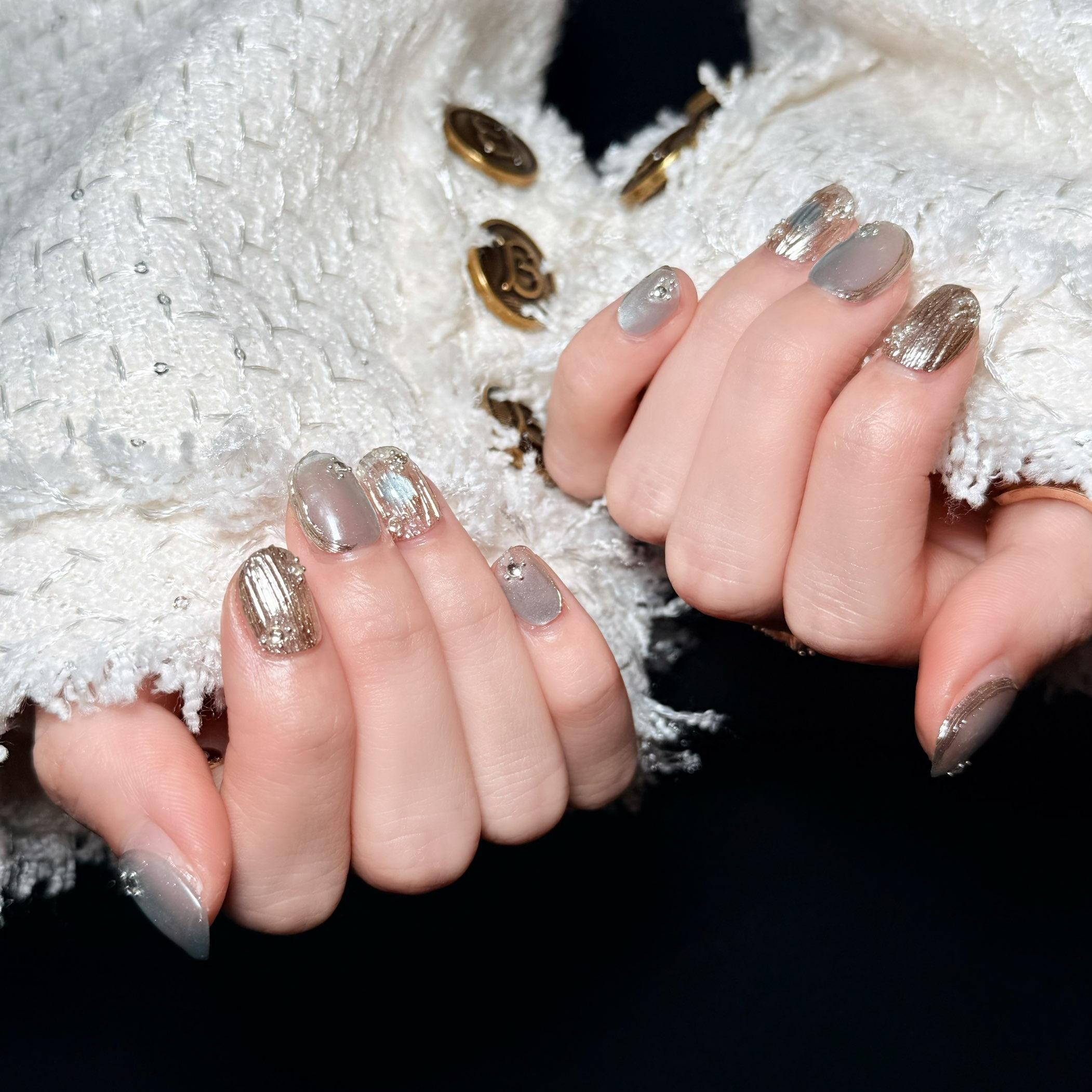 Uñas Press-On Artesanales Ojo de Gato Plateado | Diseño de Lujo Metal Líquido | Set de 24 Piezas con Pegamento de Gelatina | Estilo Y2K Reutilizables